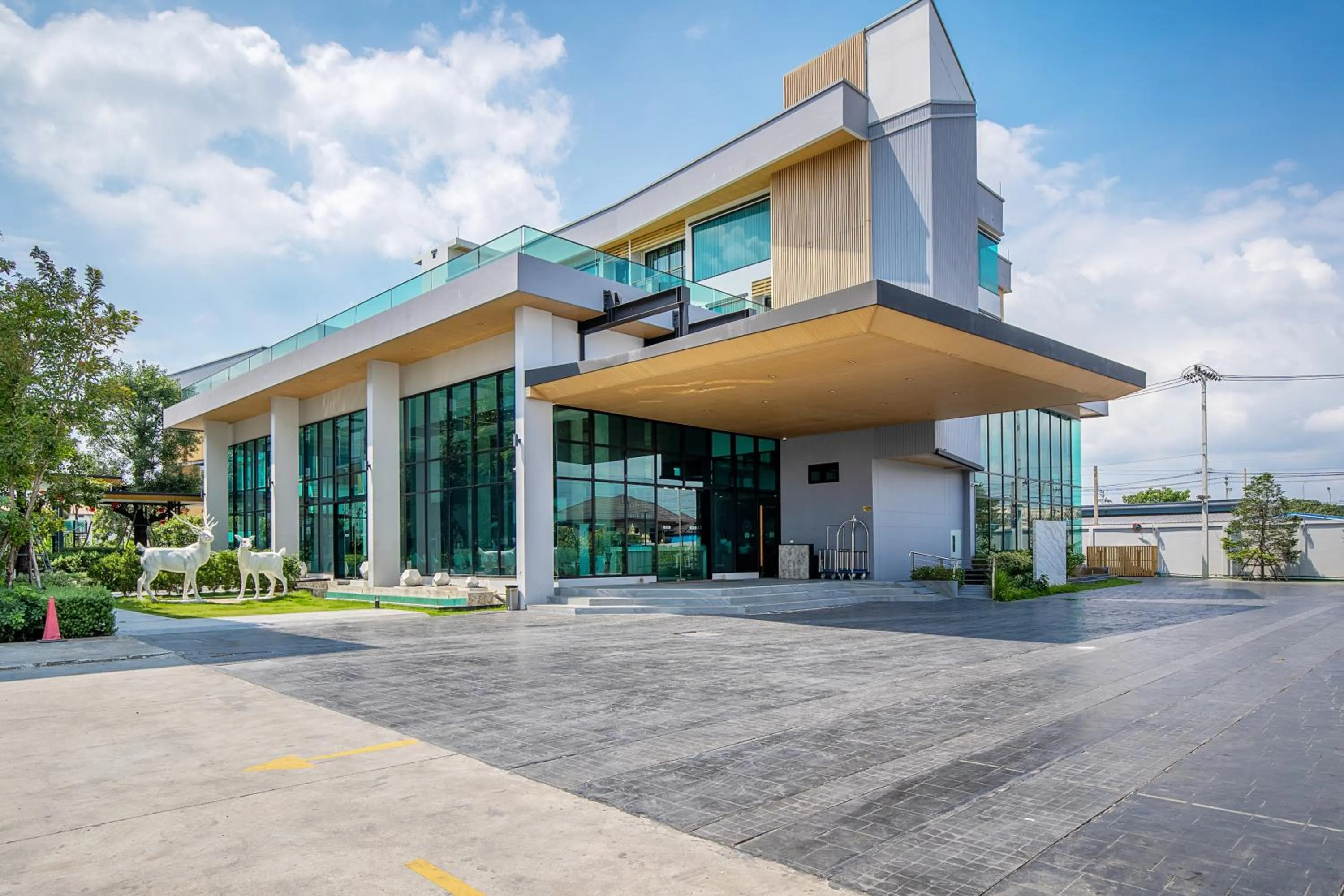 Property building in Crystal Srivaree Suvarnabhumi Hotel