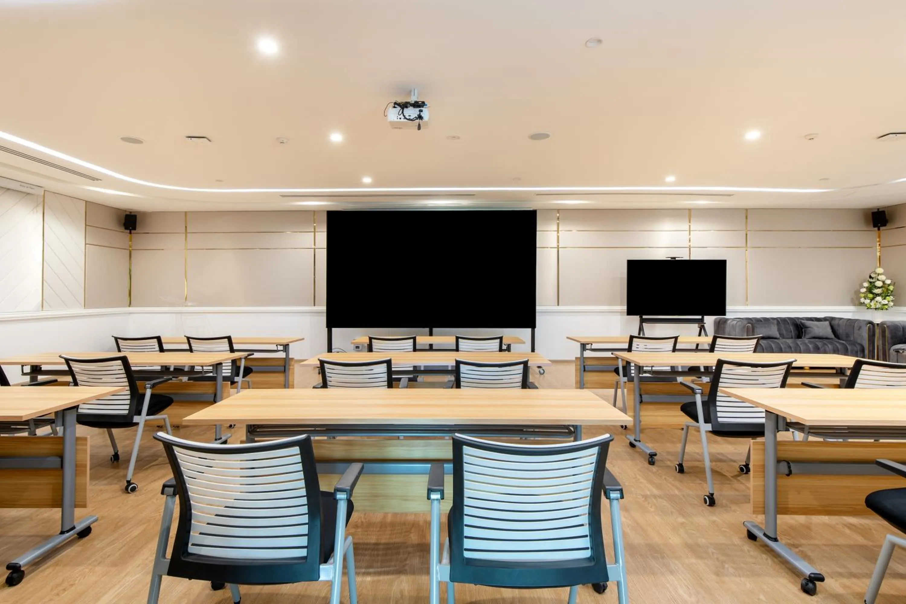 Communal lounge/ TV room in Crystal Srivaree Suvarnabhumi Hotel