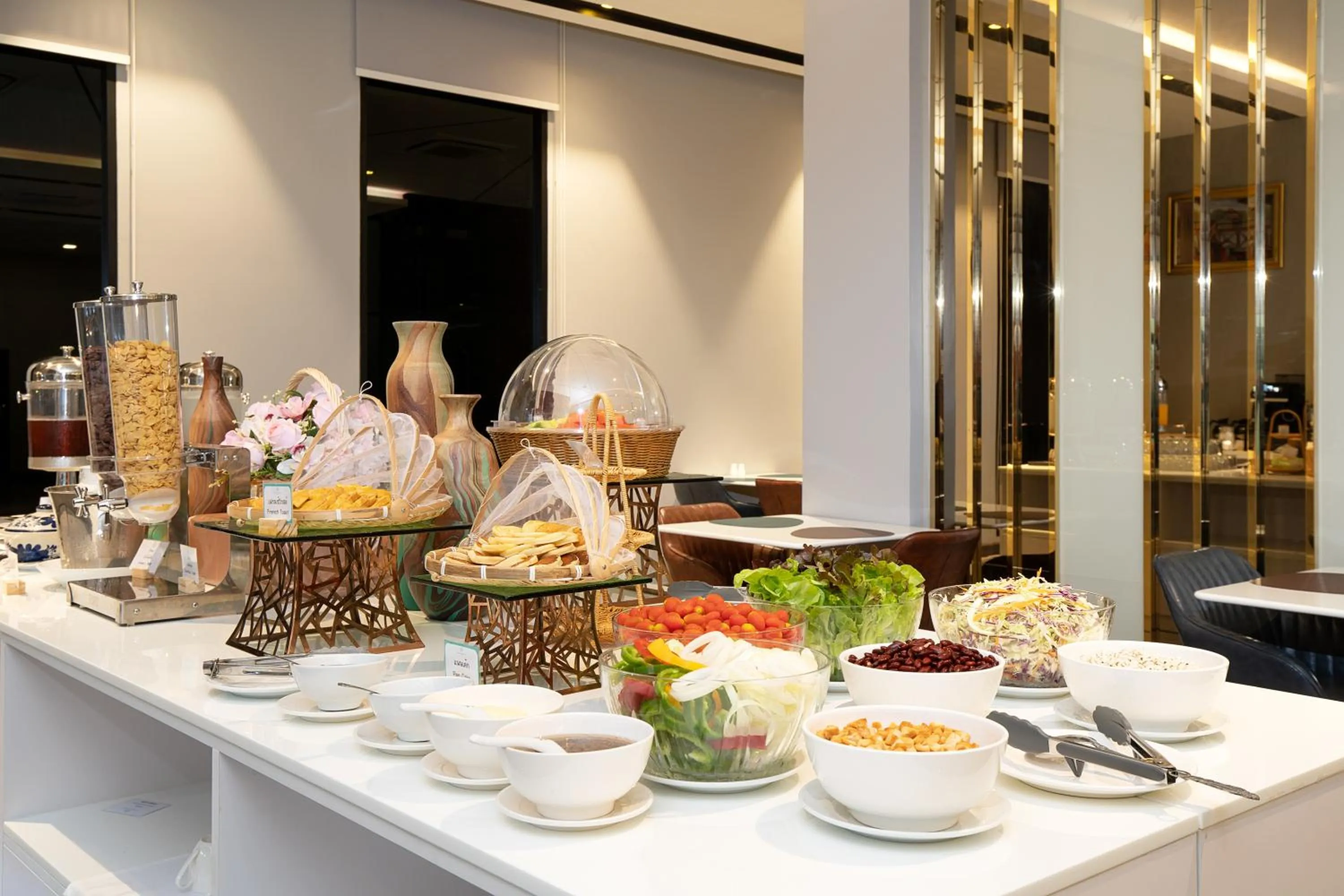 Food and drinks in Crystal Srivaree Suvarnabhumi Hotel