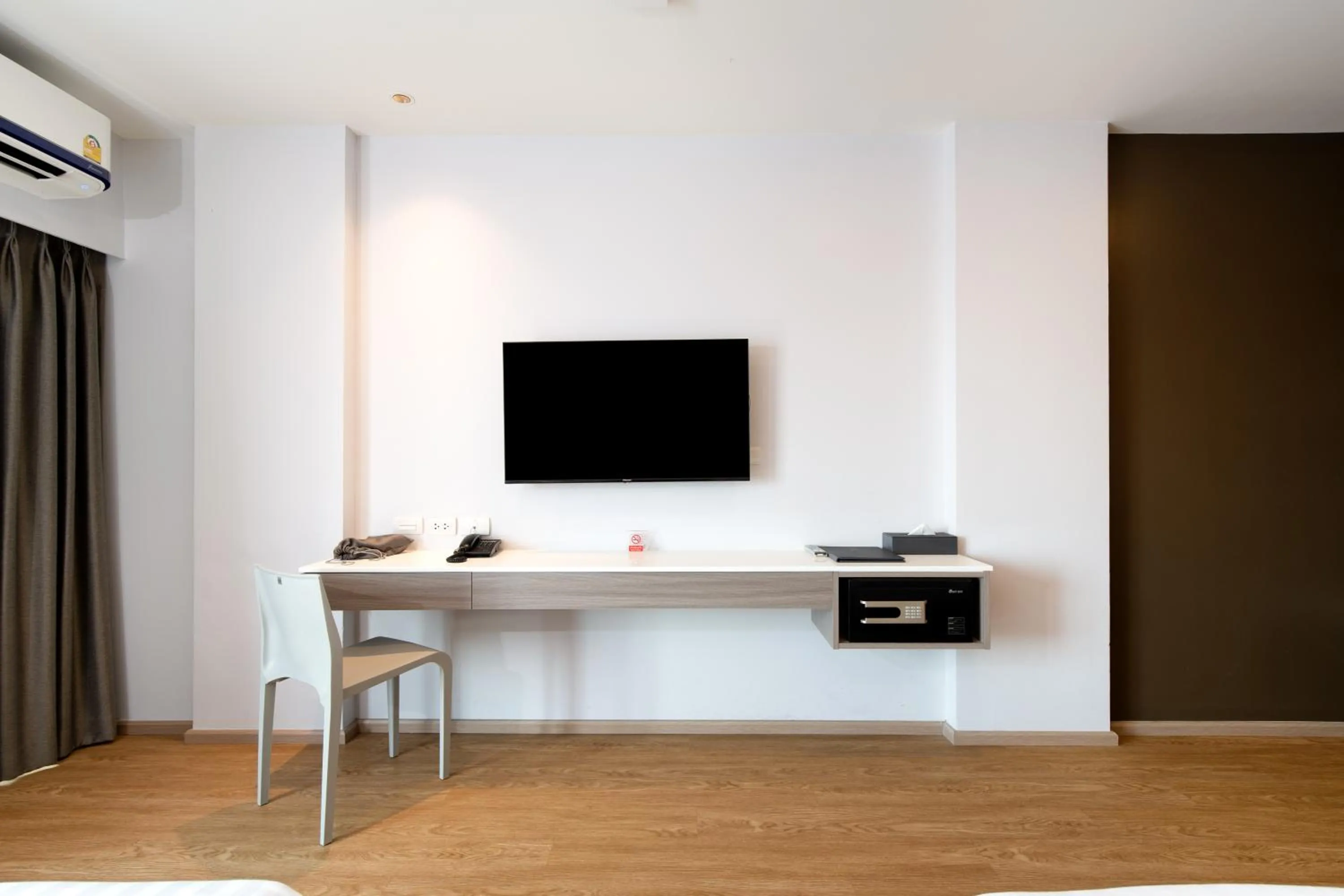 TV and multimedia in Crystal Srivaree Suvarnabhumi Hotel