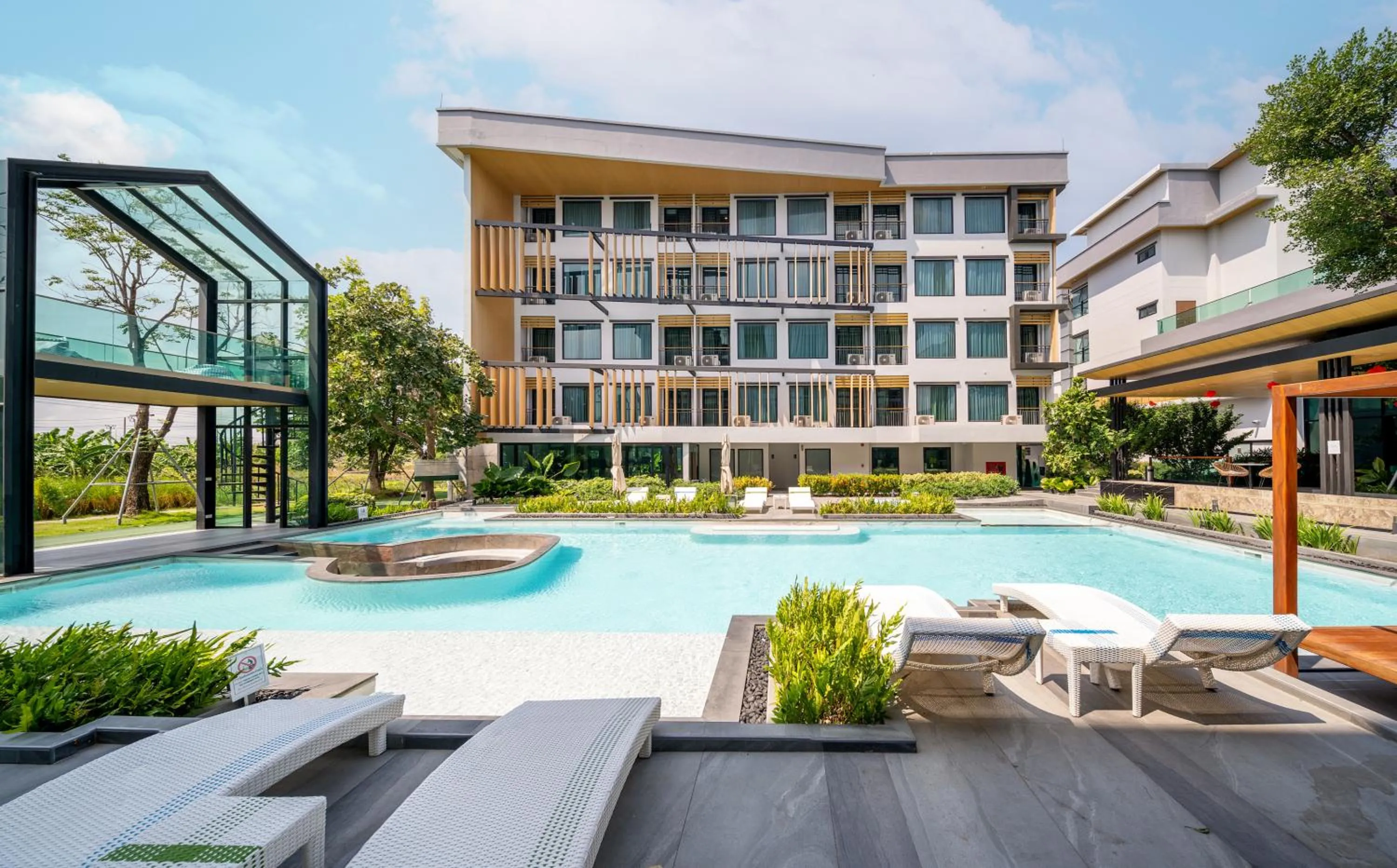 Property building in Crystal Srivaree Suvarnabhumi Hotel