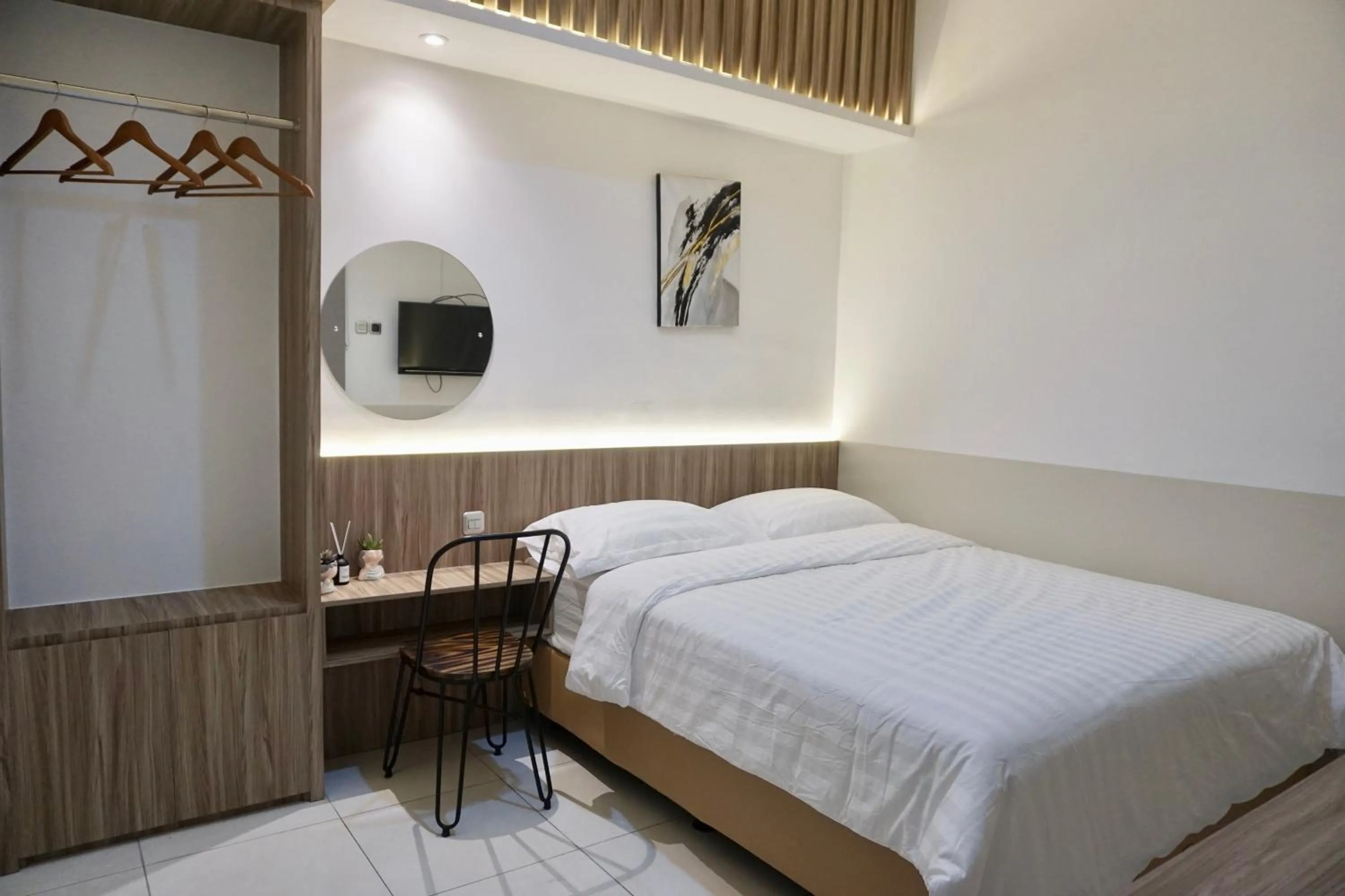 Photo of the whole room, Bed in Aurora House Surabaya