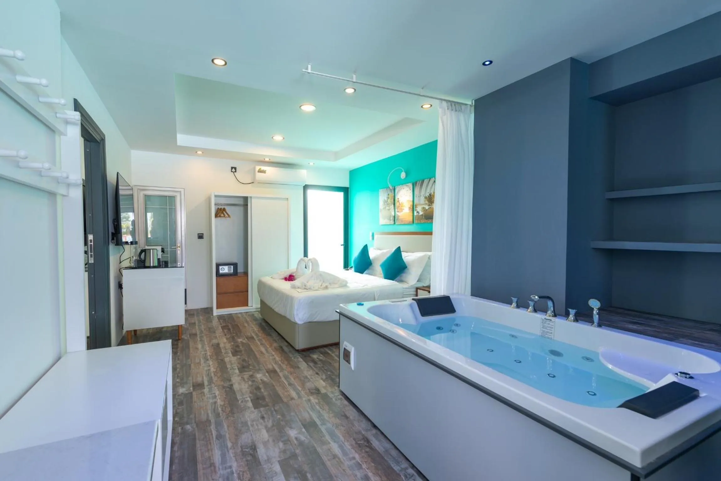 Hot Tub in FUNPLACE BEACH