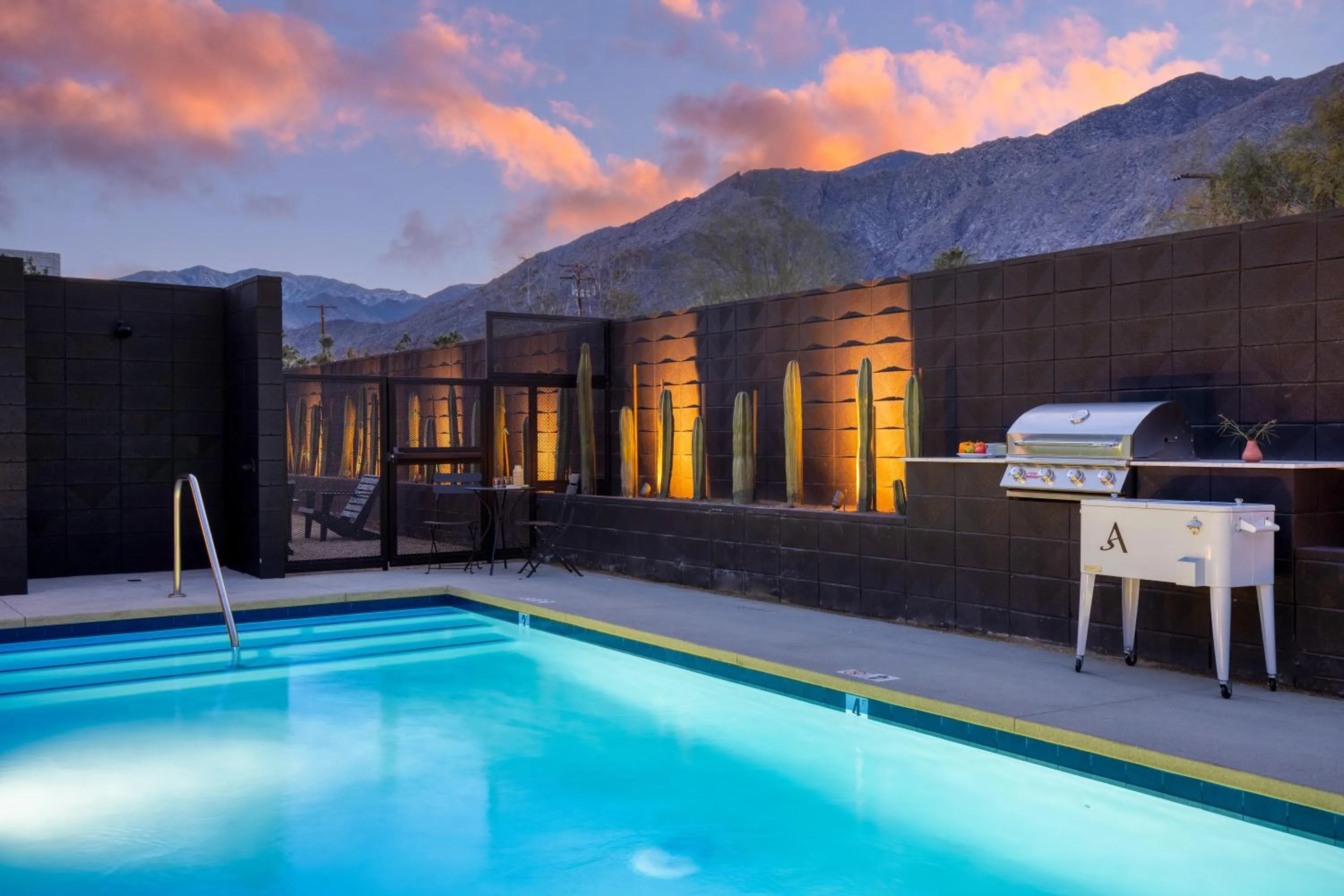 Blackhaus Suites by AvantStay Modern Comfort in Downtown Palm Springs