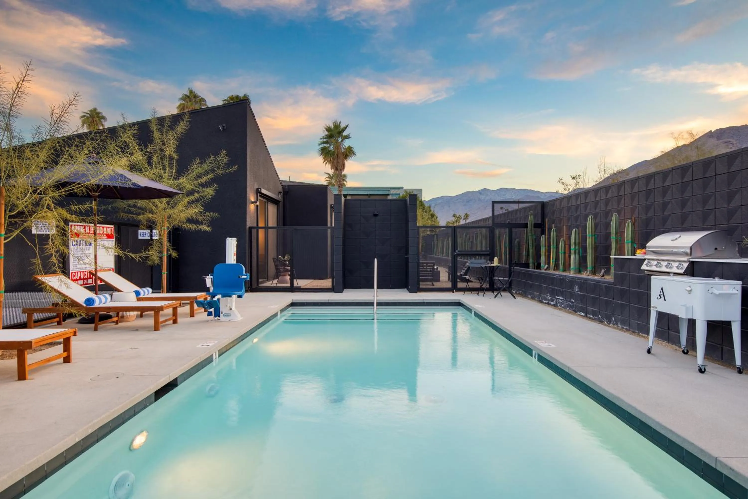 Blackhaus Suites by AvantStay Modern Comfort in Downtown Palm Springs