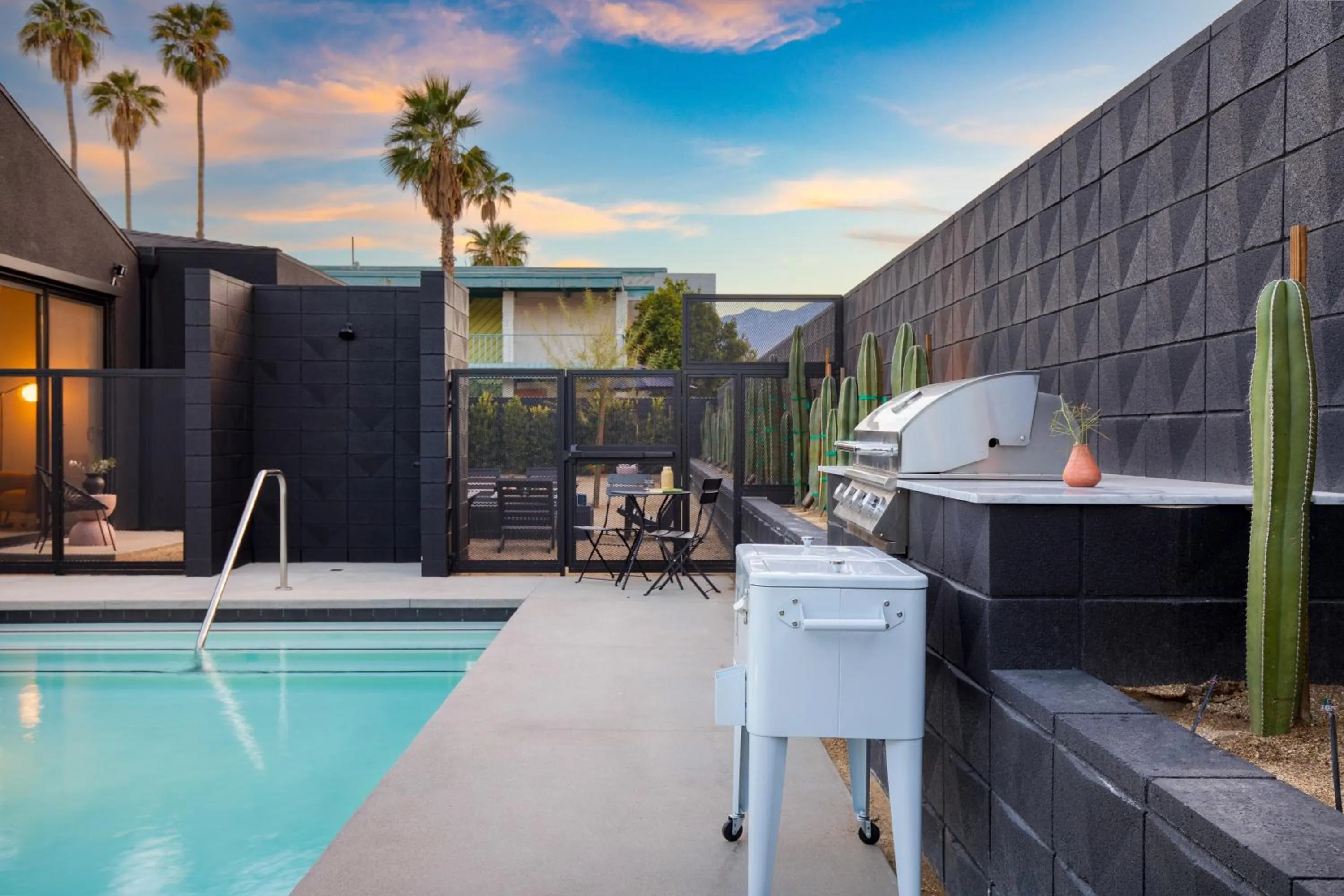 Blackhaus Suites by AvantStay Modern Comfort in Downtown Palm Springs