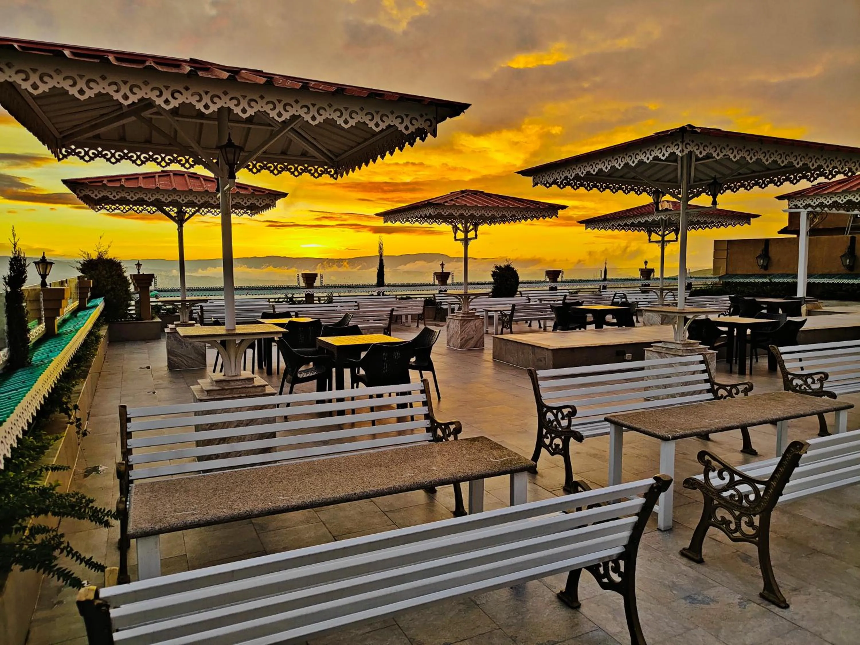 Restaurant/places to eat in Hotel Acropolis