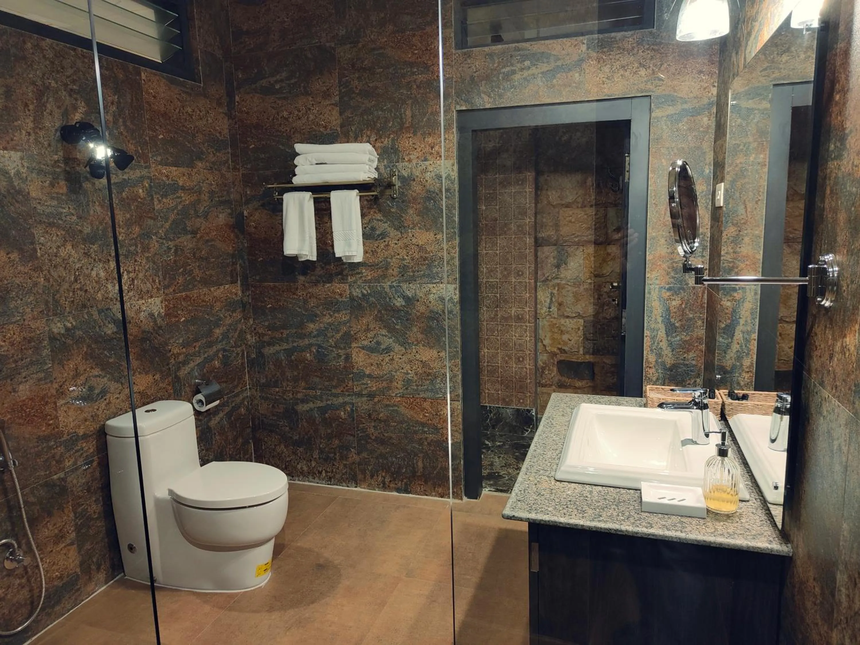 Shower in Hotel Acropolis