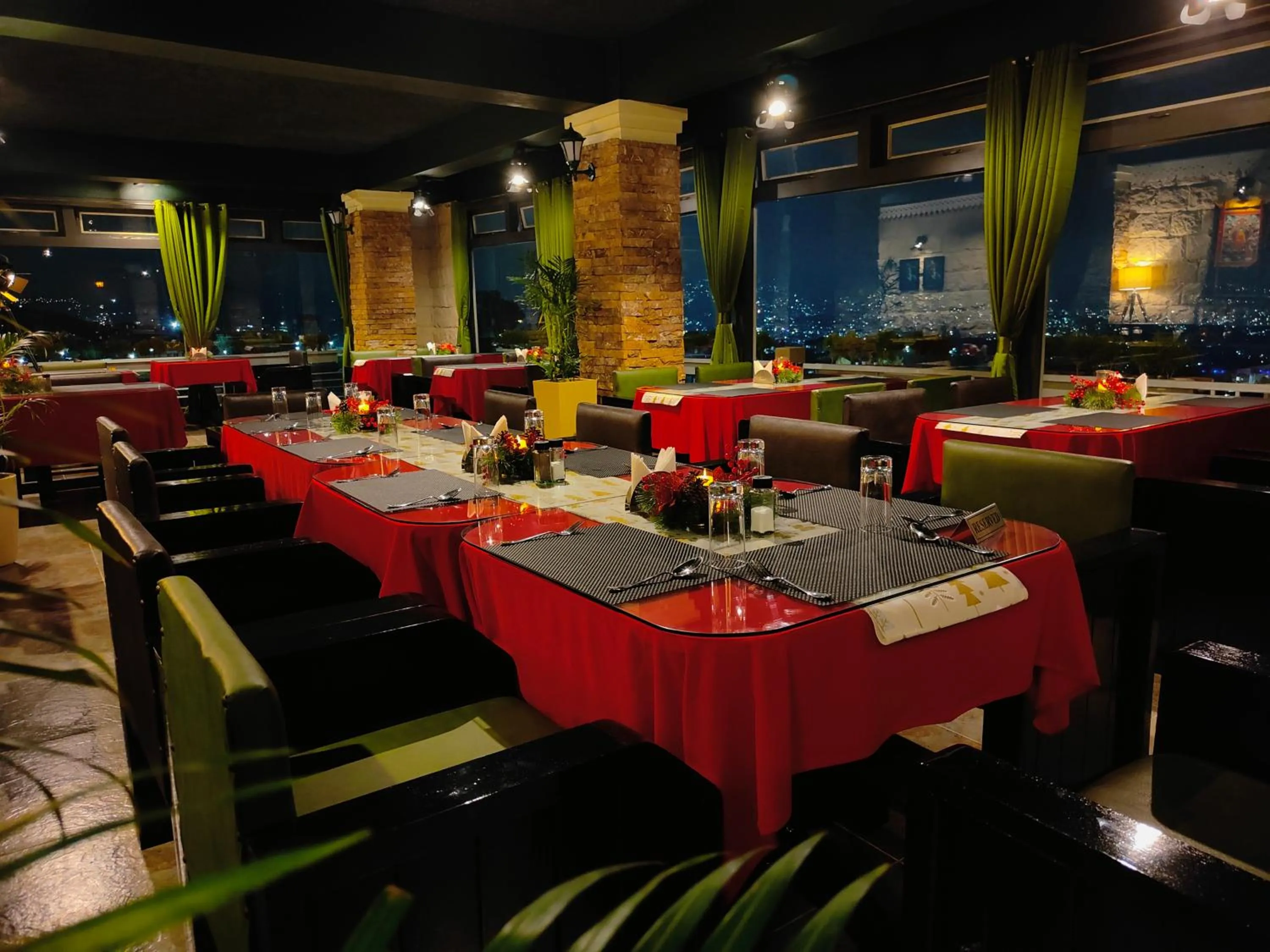 Restaurant/places to eat in Hotel Acropolis