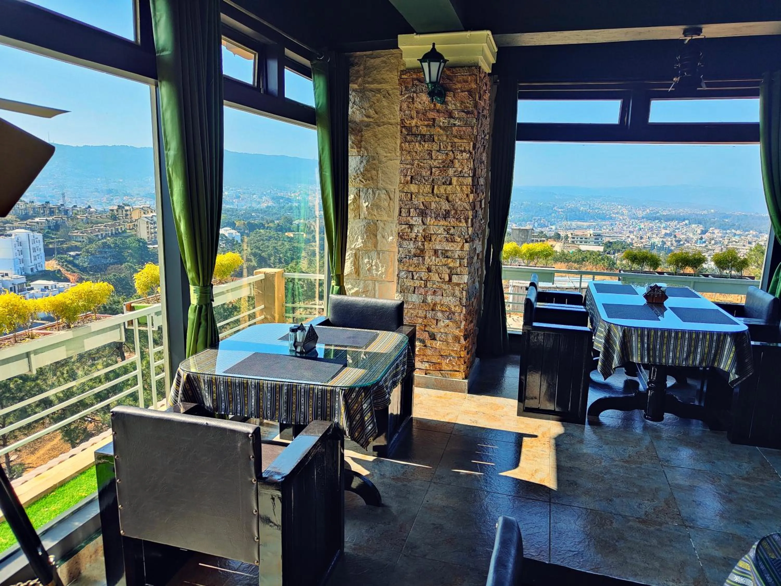 Restaurant/places to eat in Hotel Acropolis