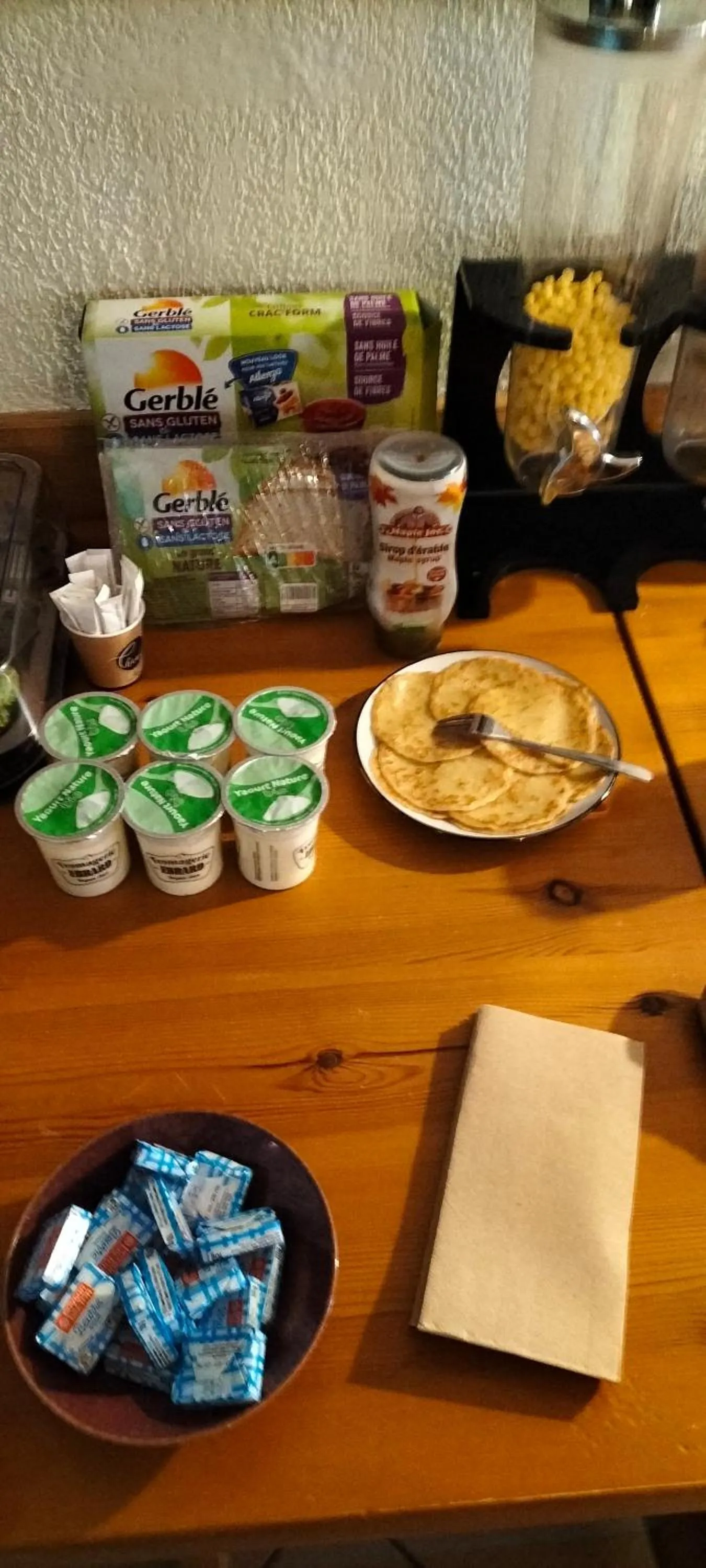 Buffet breakfast in Auberge La maison de Catherine