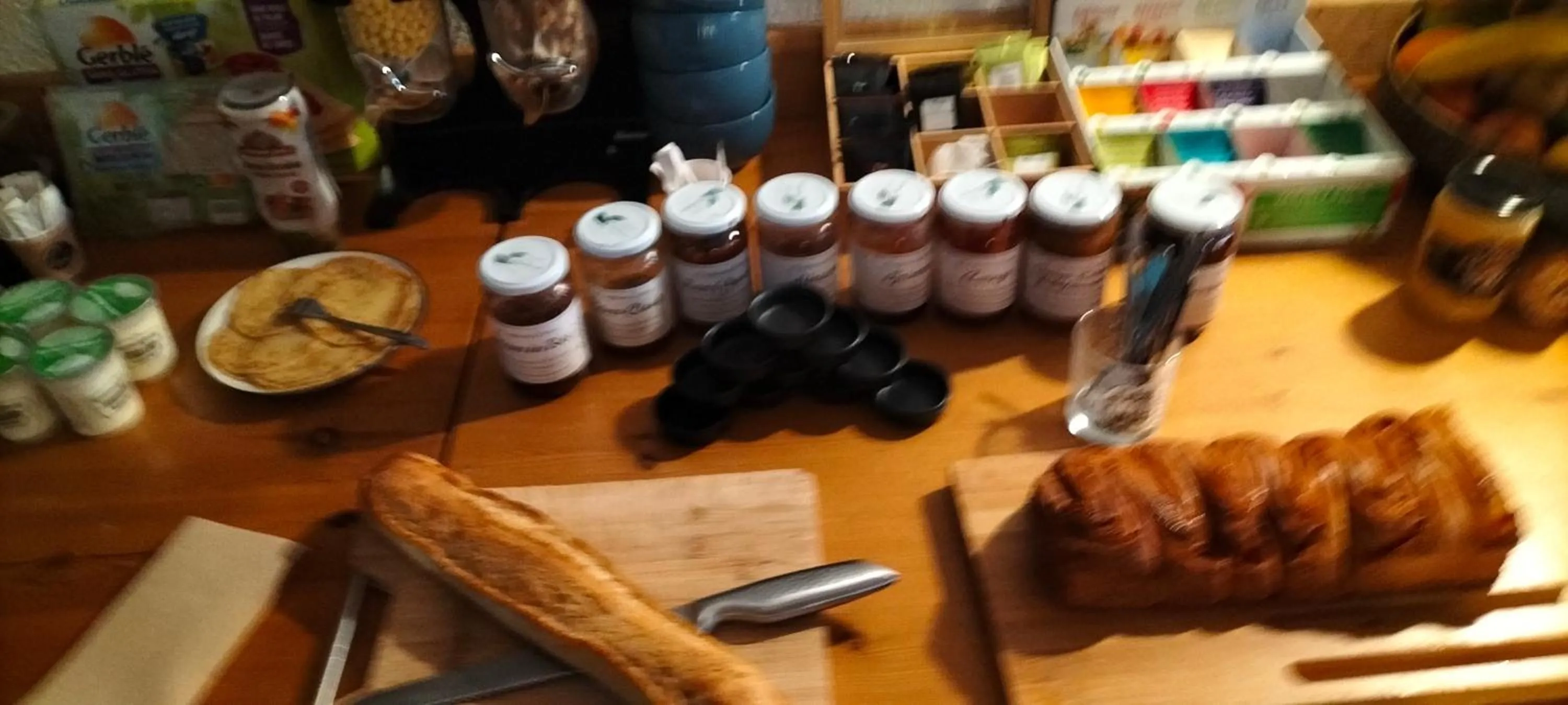 Buffet breakfast in Auberge La maison de Catherine