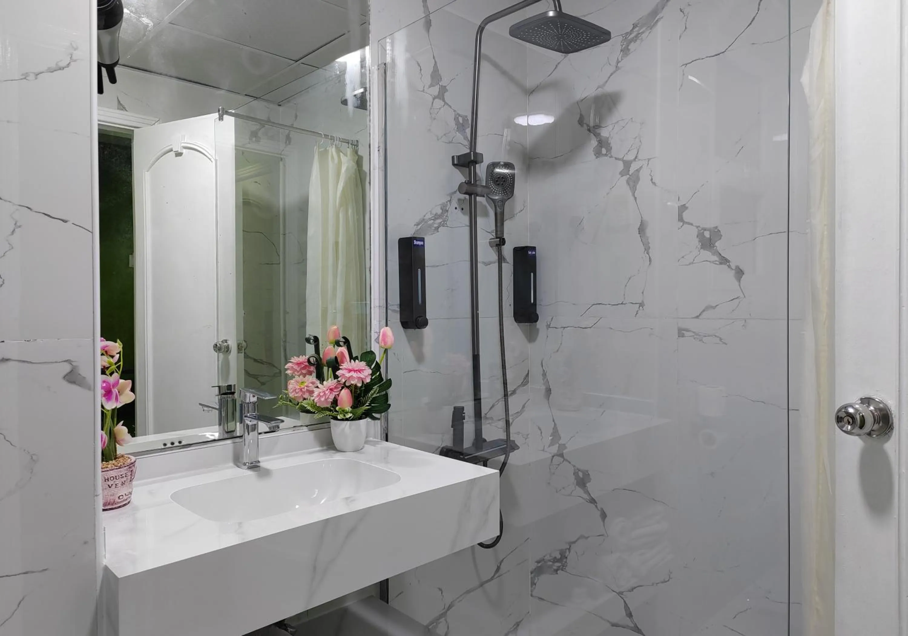 Bathroom in Le Paradise Palace Hotel Deira Dubai Al Rigga