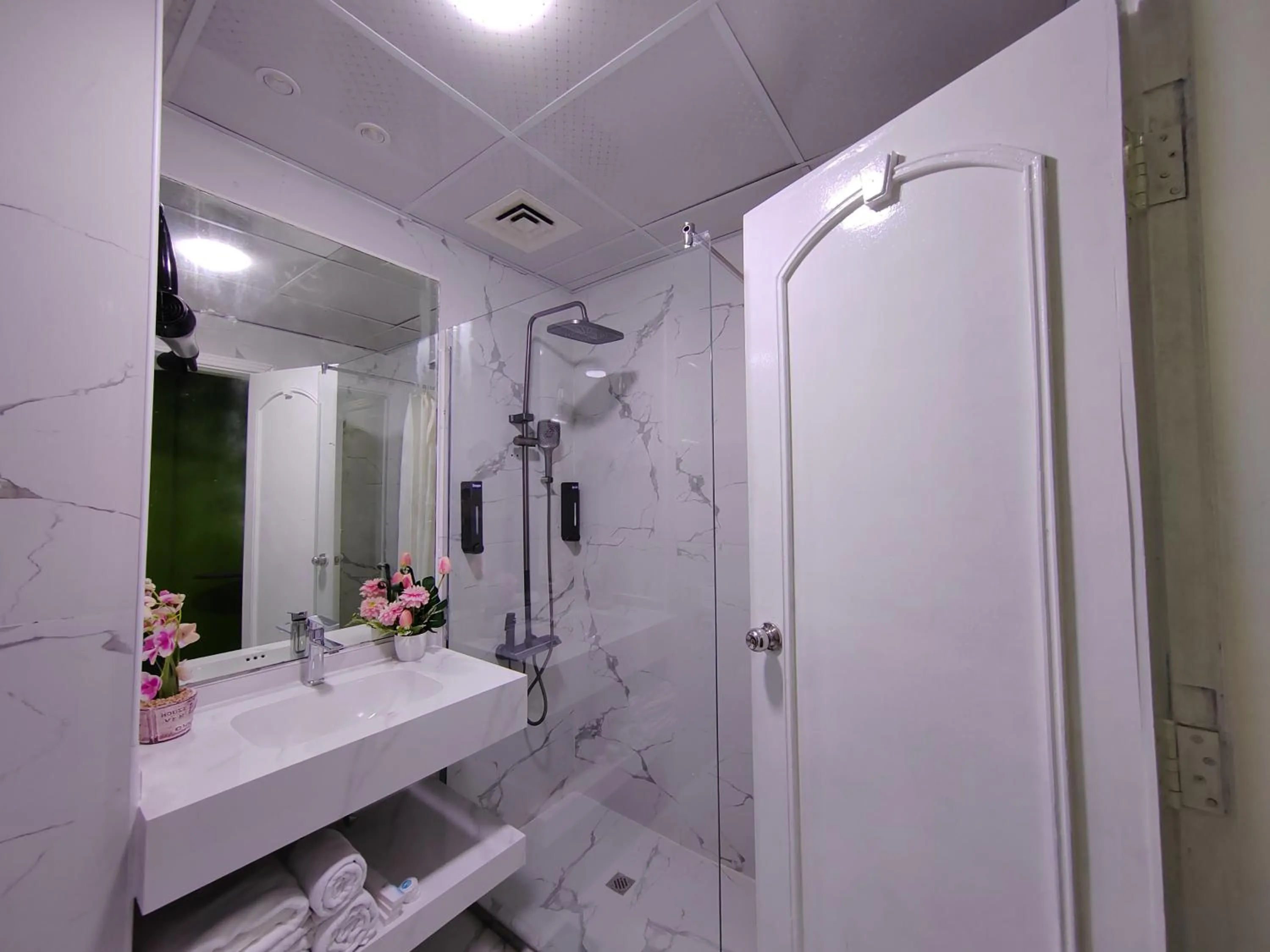 Bathroom in Le Paradise Palace Hotel Deira Dubai Al Rigga