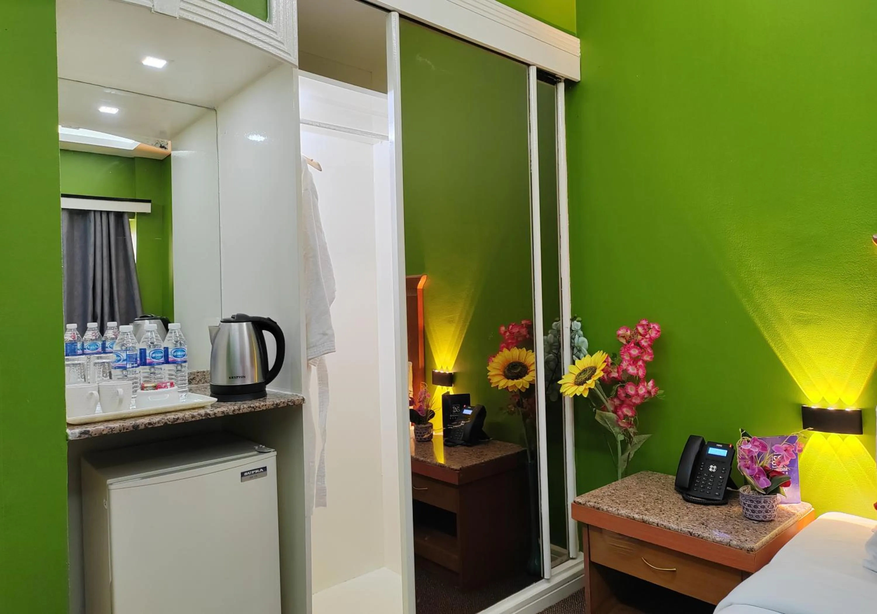 Coffee/tea facilities, Bed in Le Paradise Palace Hotel Deira Dubai Al Rigga