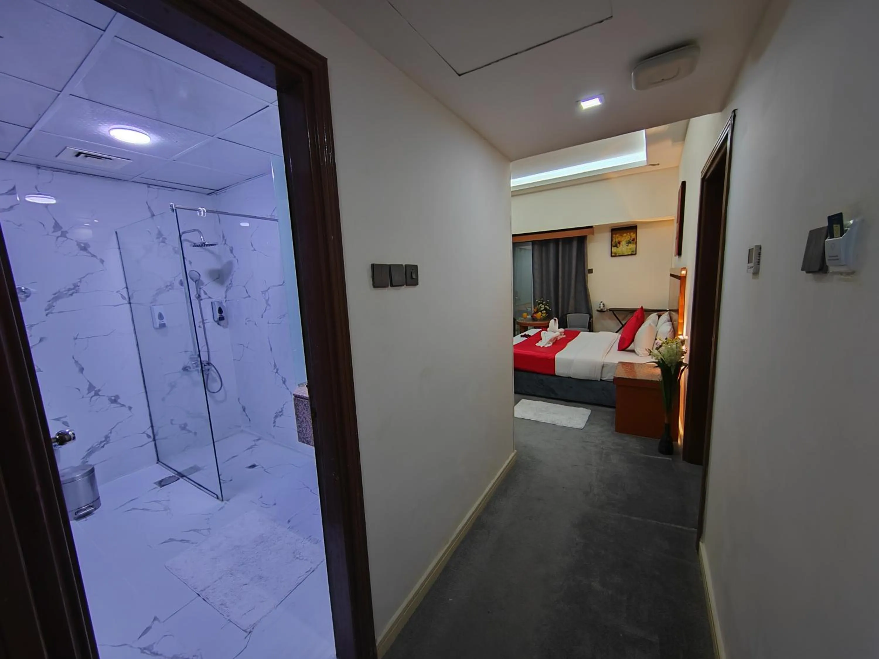 Shower, Bed in Le Paradise Palace Hotel Deira Dubai Al Rigga