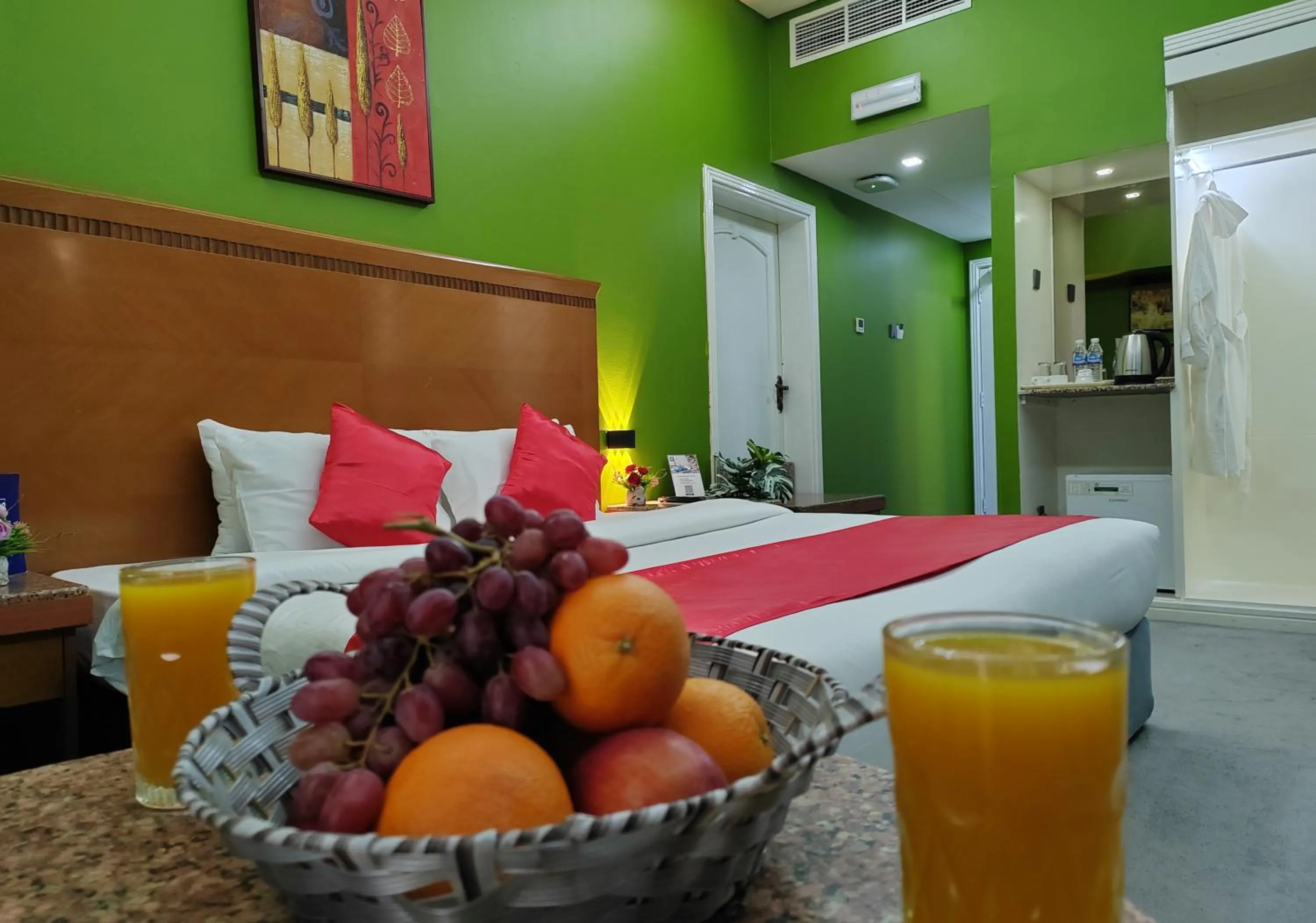 Dining area, Bed in Le Paradise Palace Hotel Deira Dubai Al Rigga