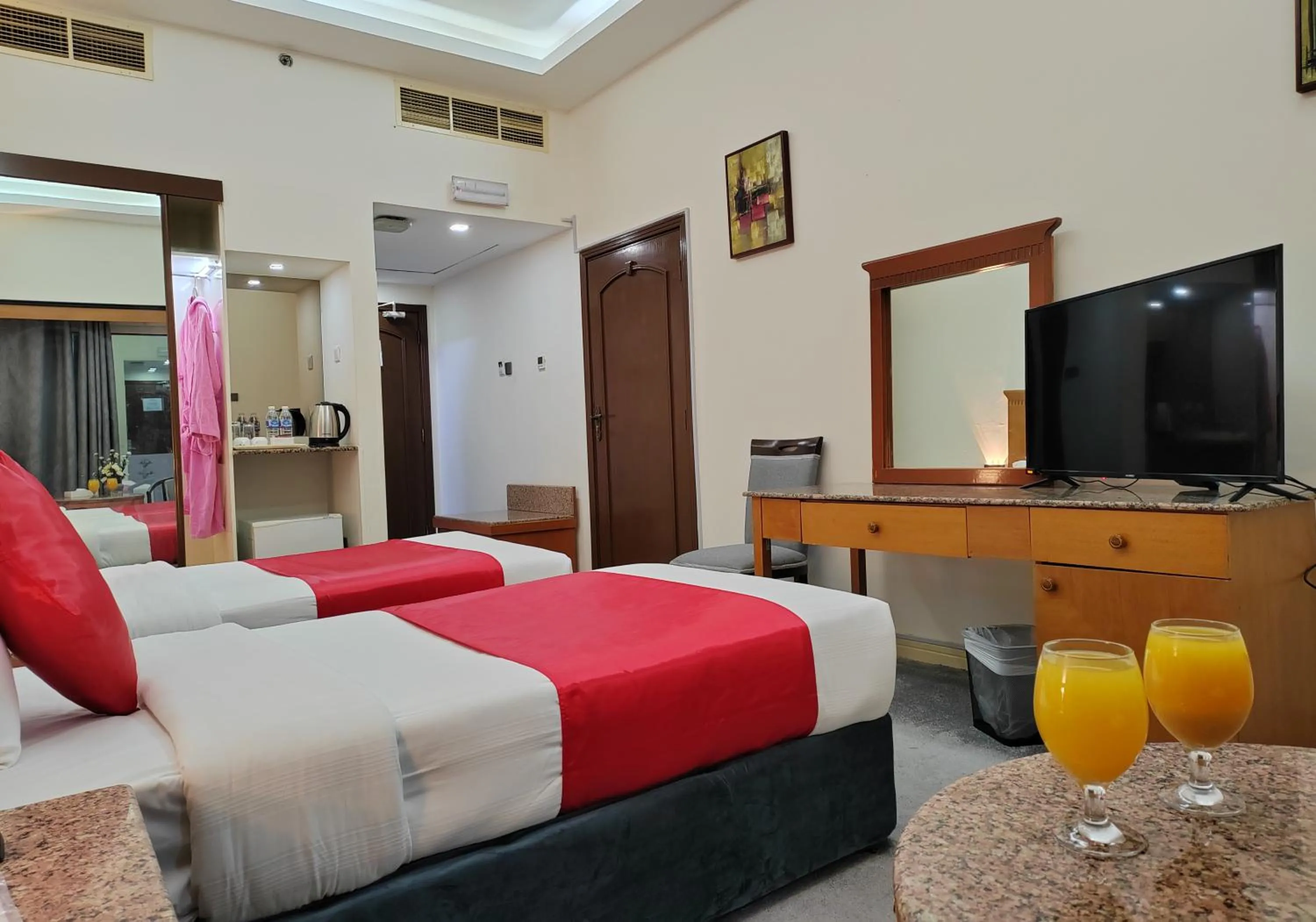 Communal lounge/ TV room, Bed in Le Paradise Palace Hotel Deira Dubai Al Rigga