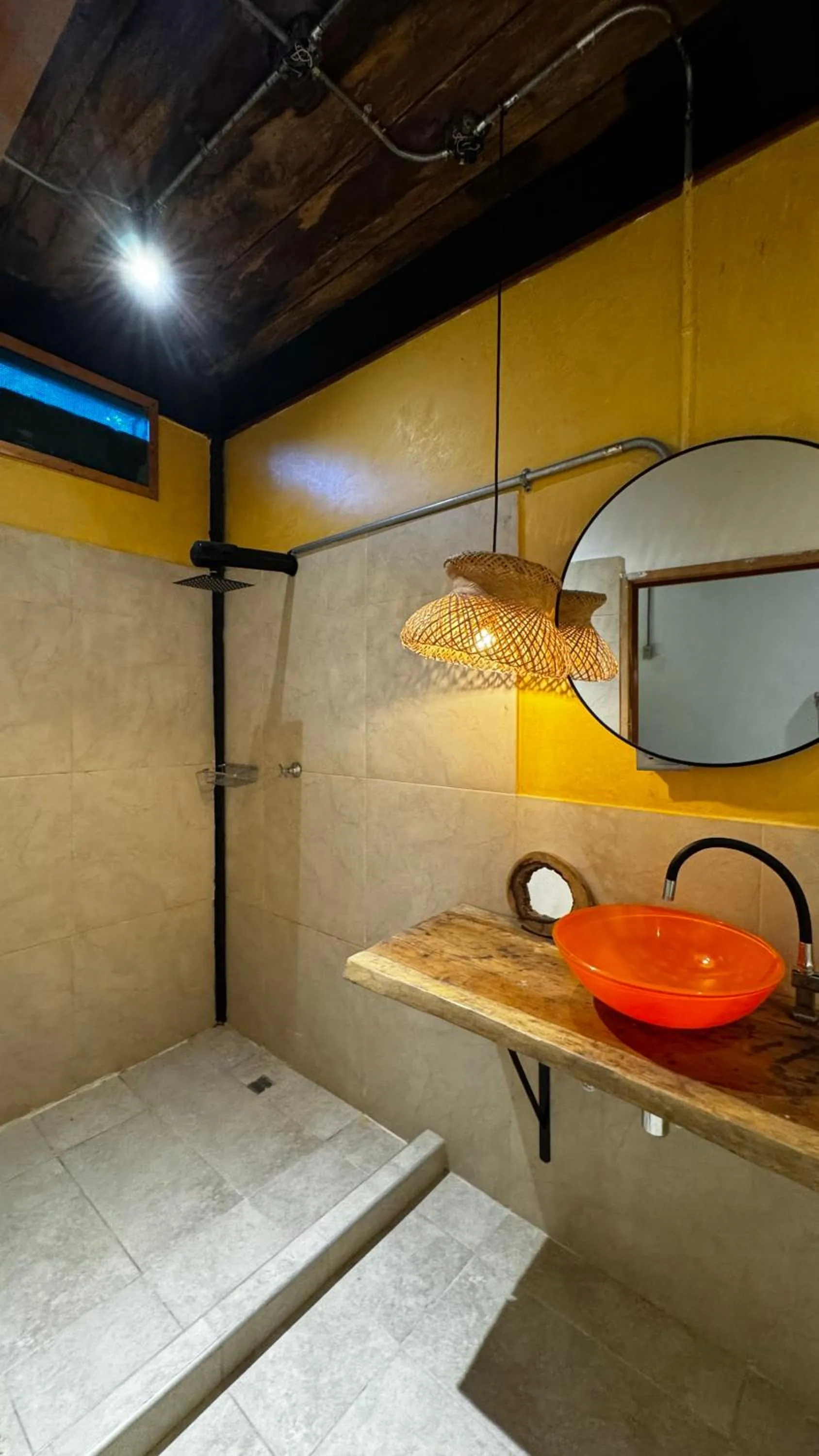 Shower in Coffee House Minca