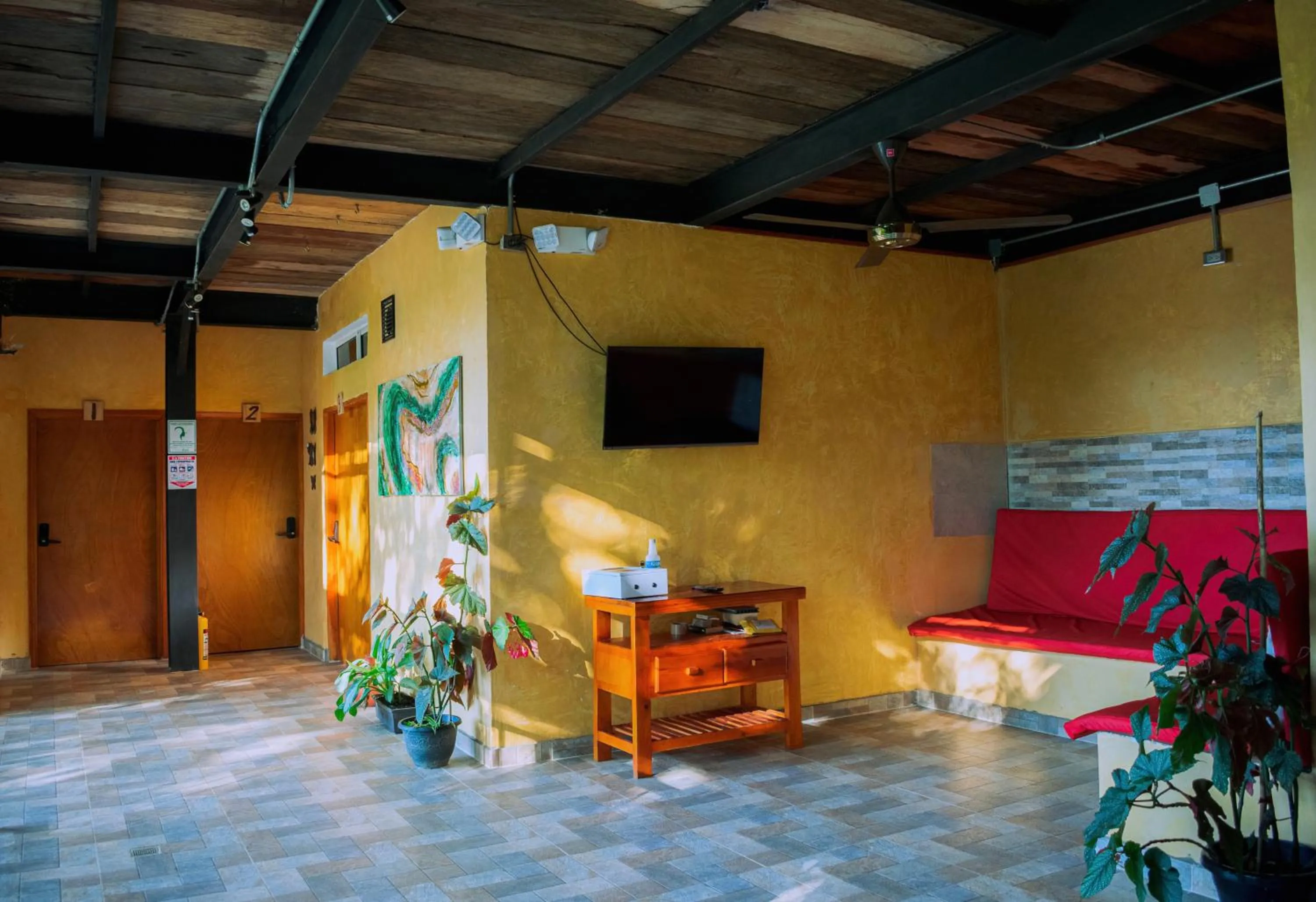 Communal lounge/ TV room in Coffee House Minca