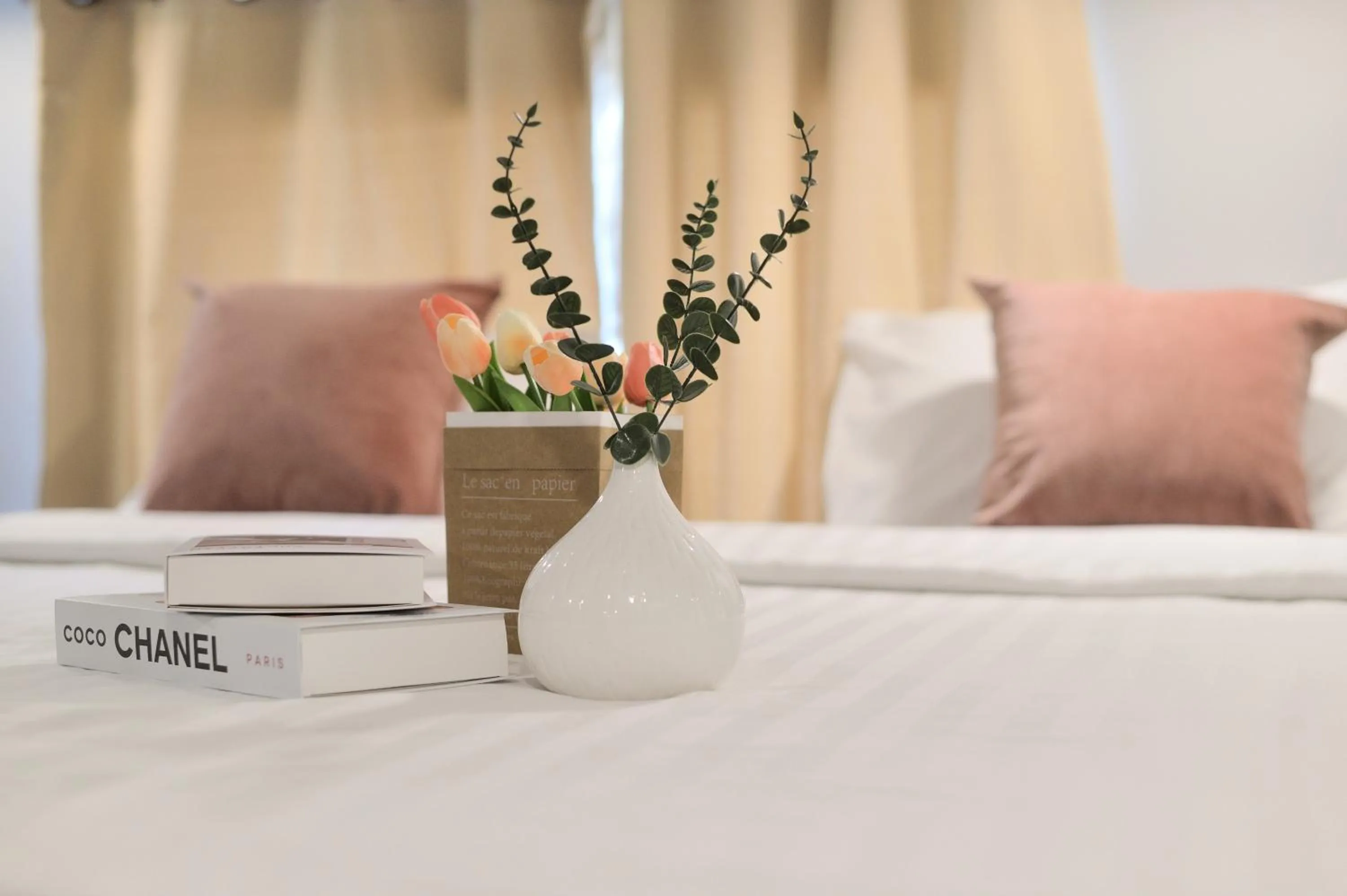 Bed in De Lux Bangkok Hotel