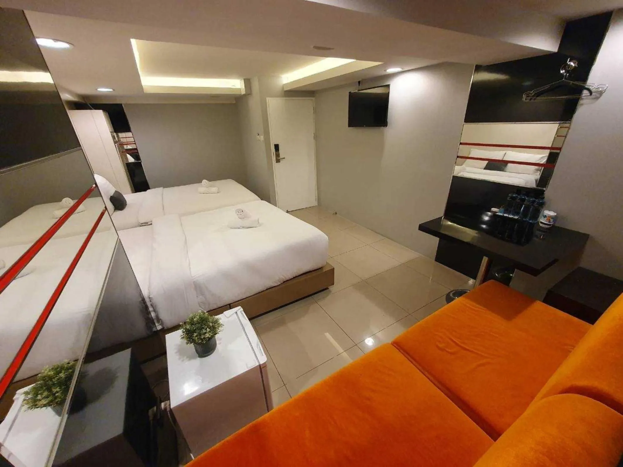 TV and multimedia, Bed in De Lux Bangkok Hotel