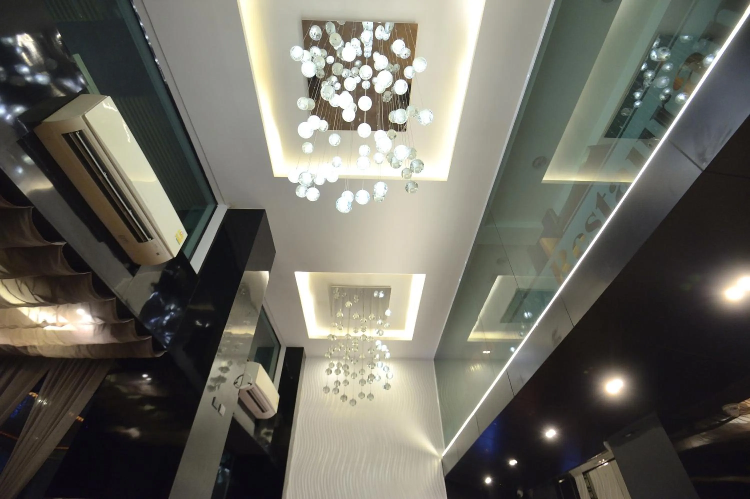 Seating area in De Lux Bangkok Hotel