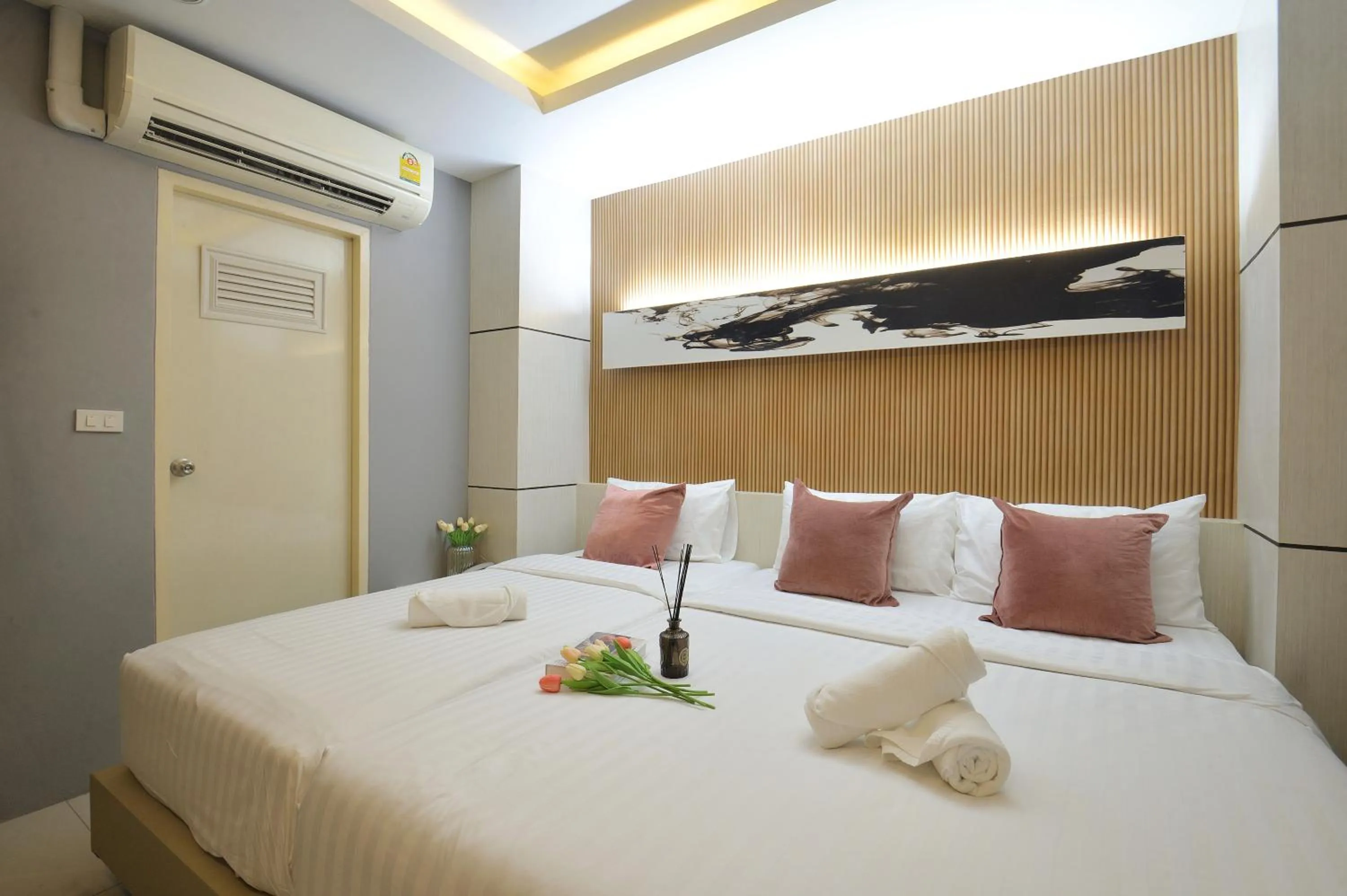 Bed in De Lux Bangkok Hotel