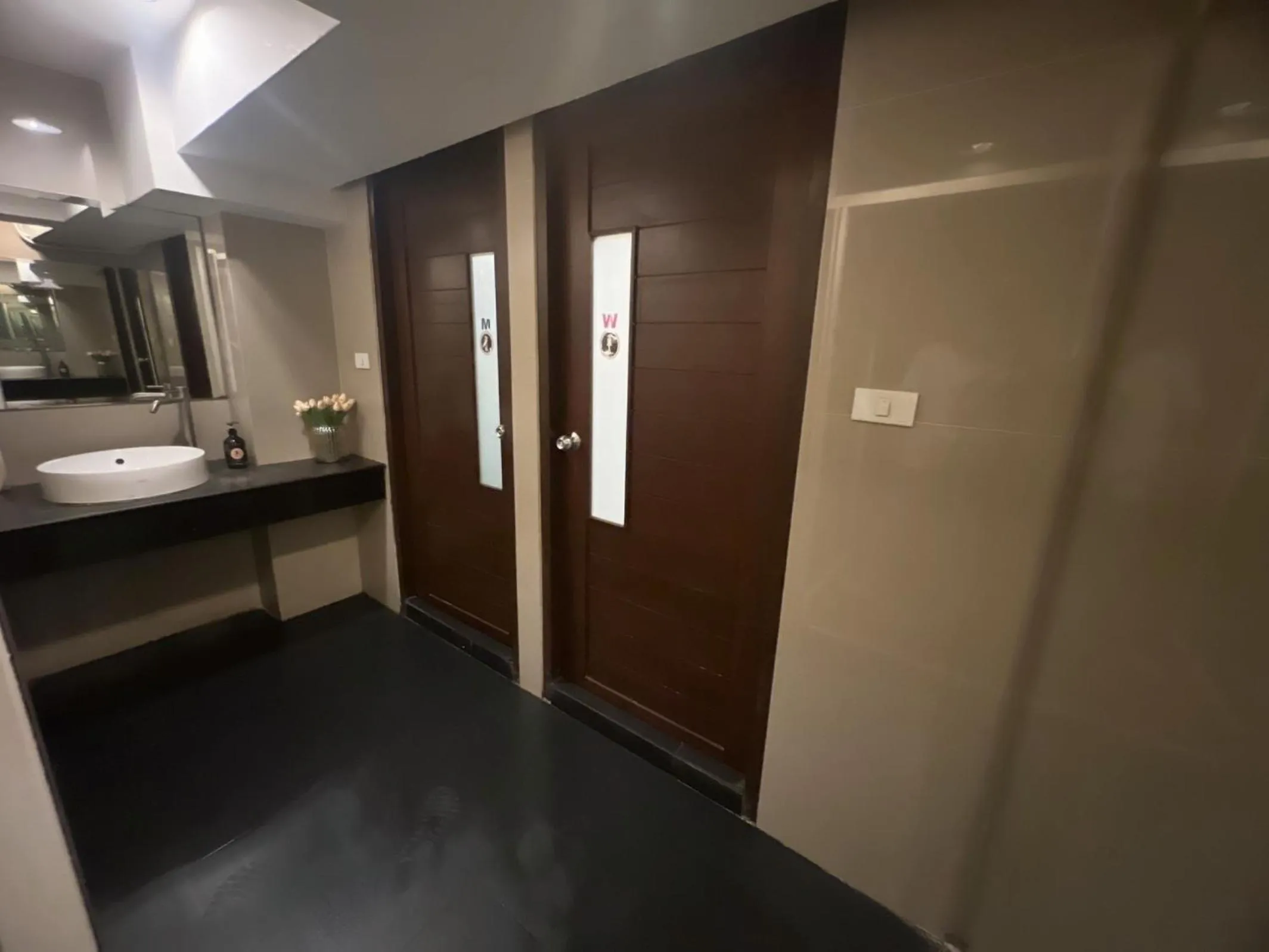 Bathroom in De Lux Bangkok Hotel