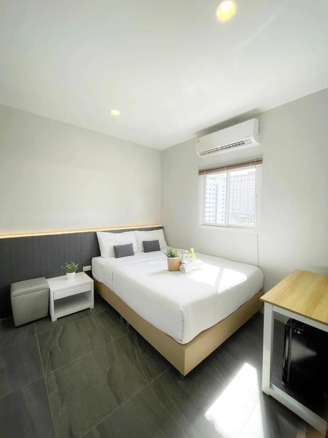 Bedroom, Bed in De Lux Bangkok Hotel