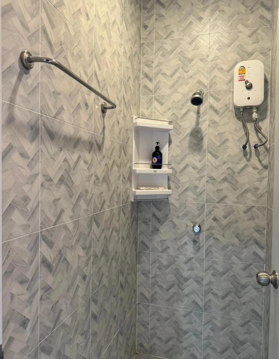 Shower in De Lux Bangkok Hotel