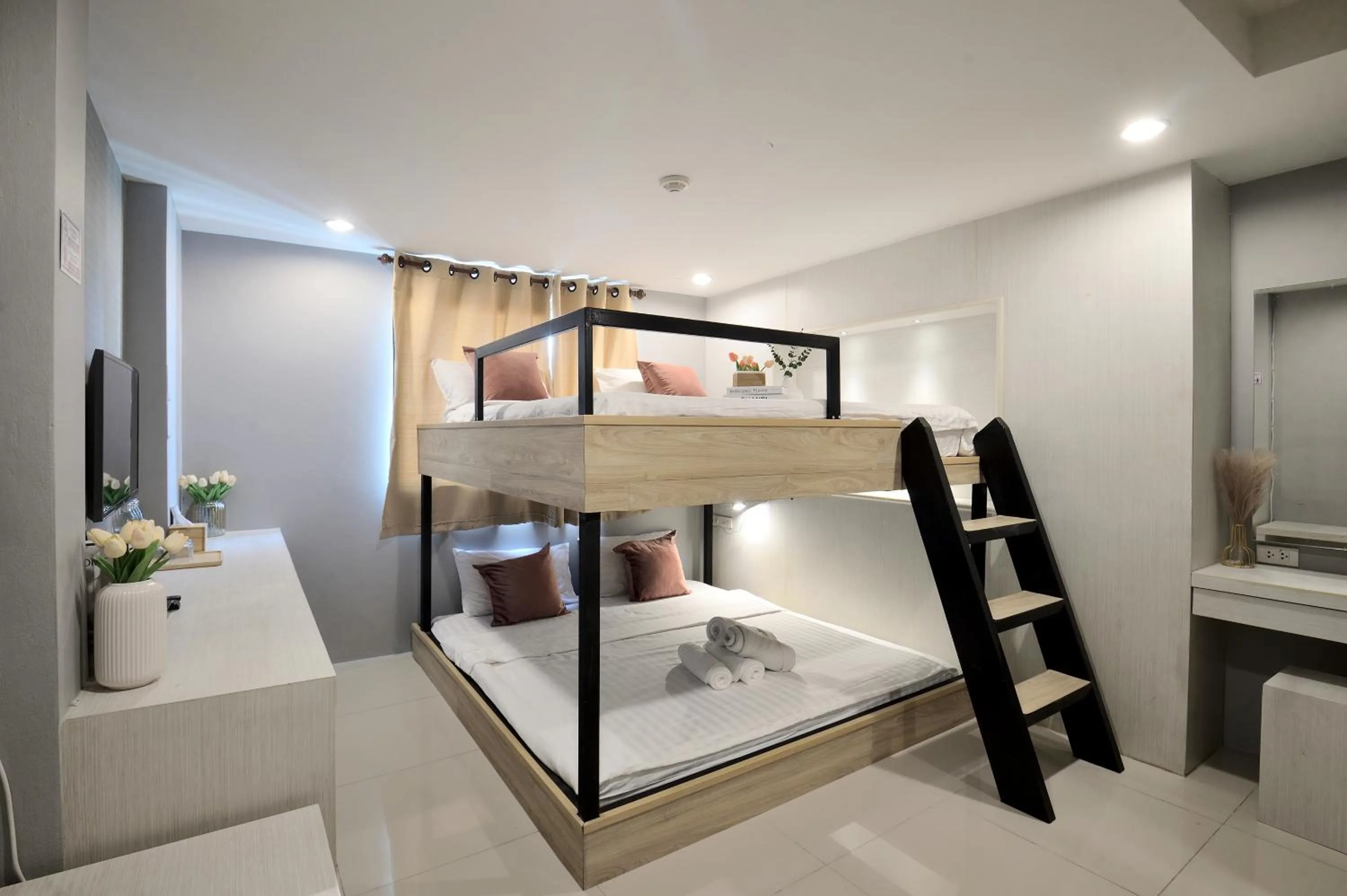 Bedroom, Bed in De Lux Bangkok Hotel