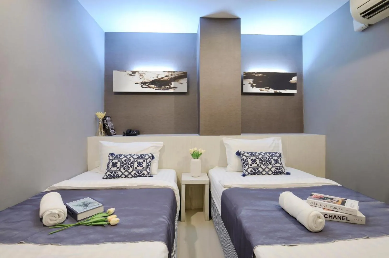 Bed in De Lux Bangkok Hotel