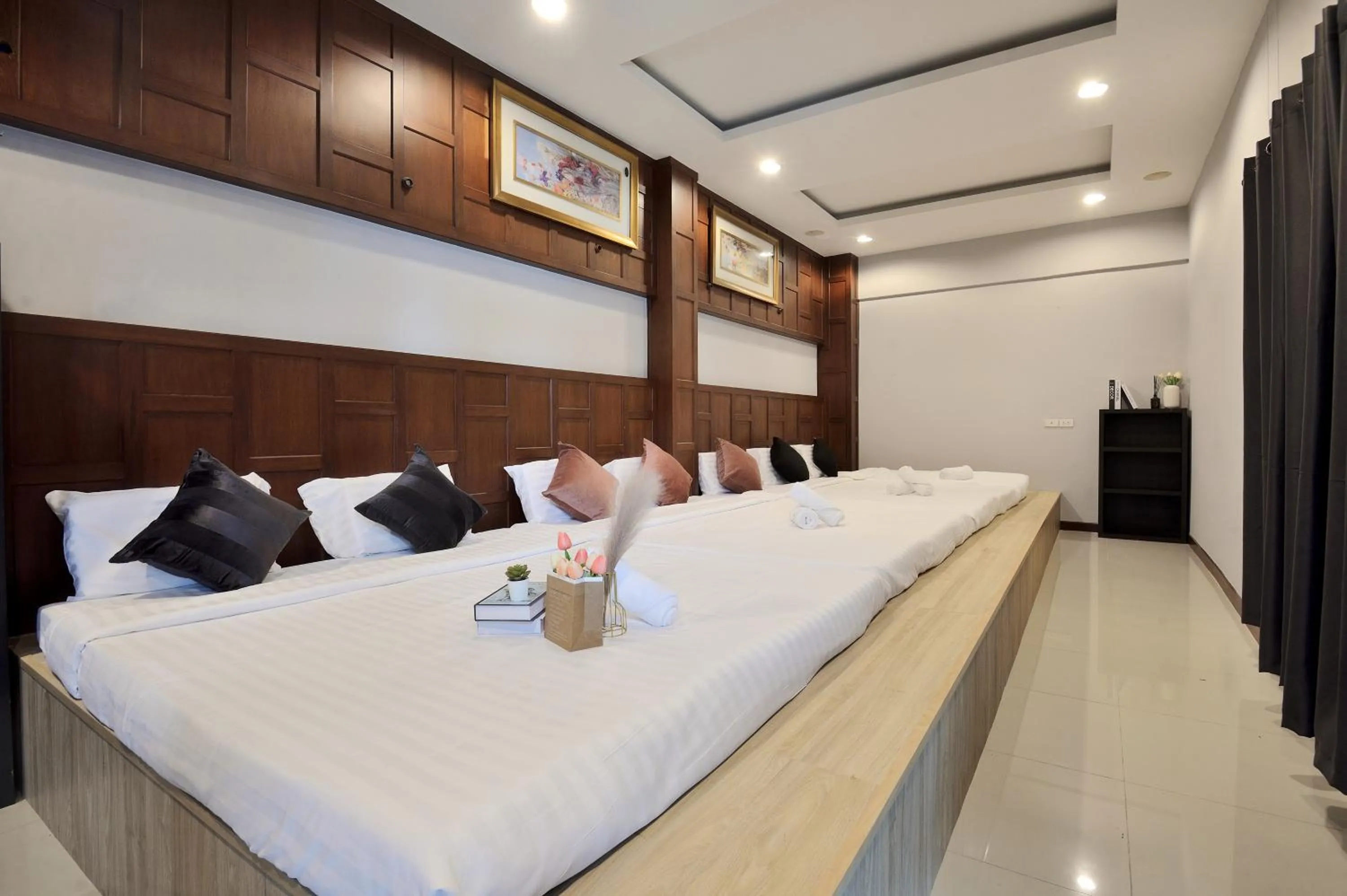 Bedroom, Bed in De Lux Bangkok Hotel