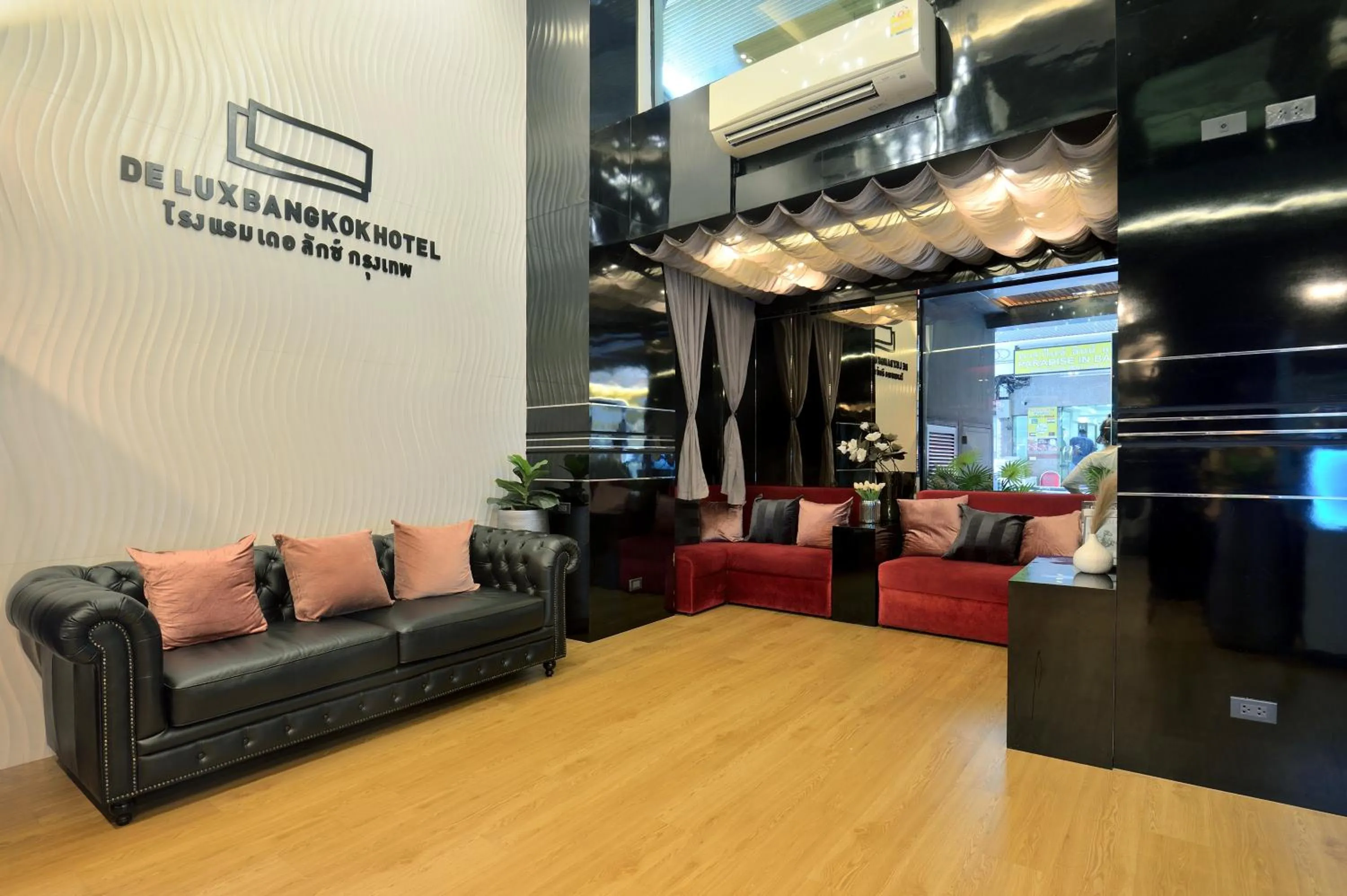 Living room in De Lux Bangkok Hotel