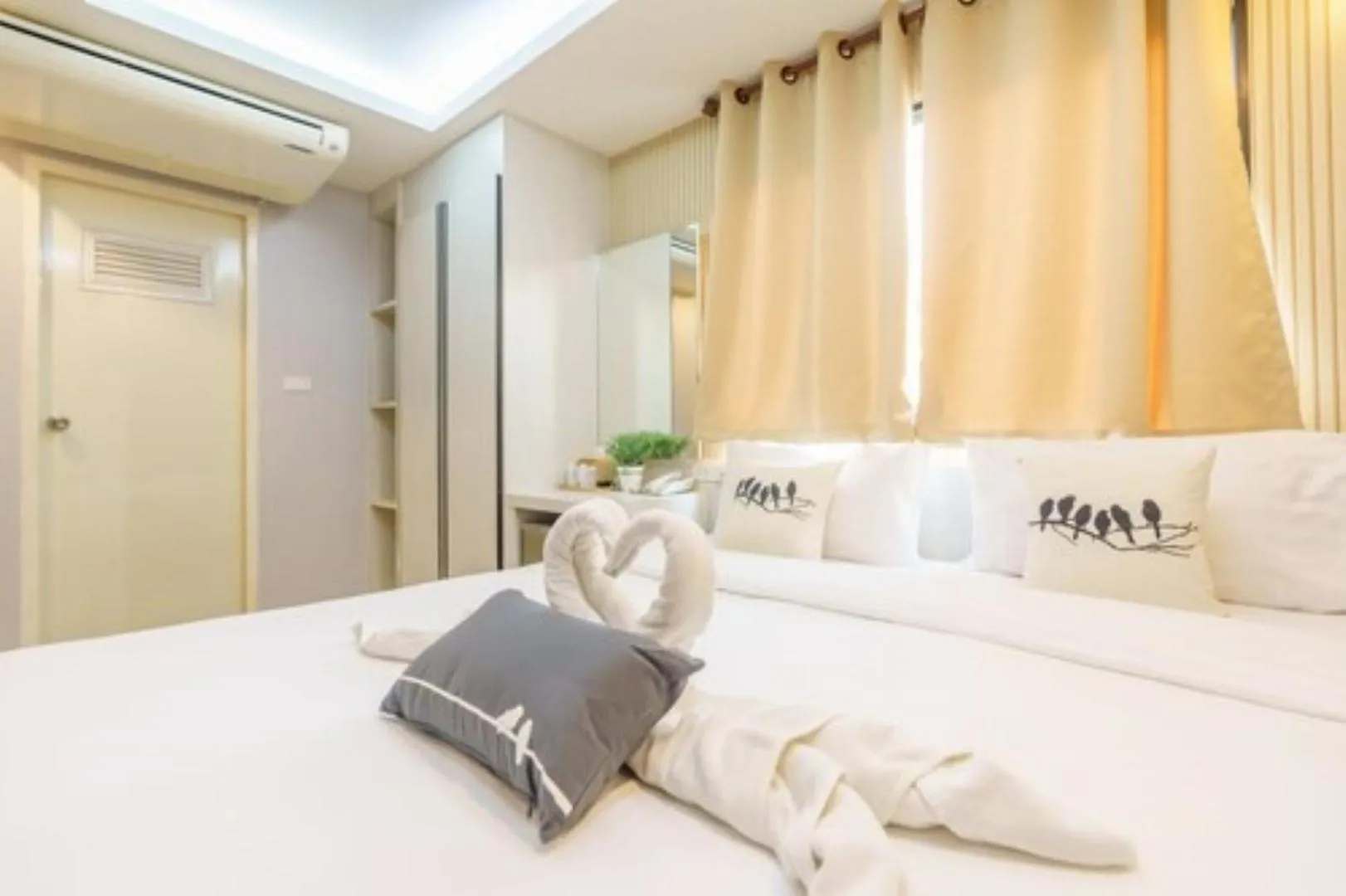 Bedroom, Bed in De Lux Bangkok Hotel