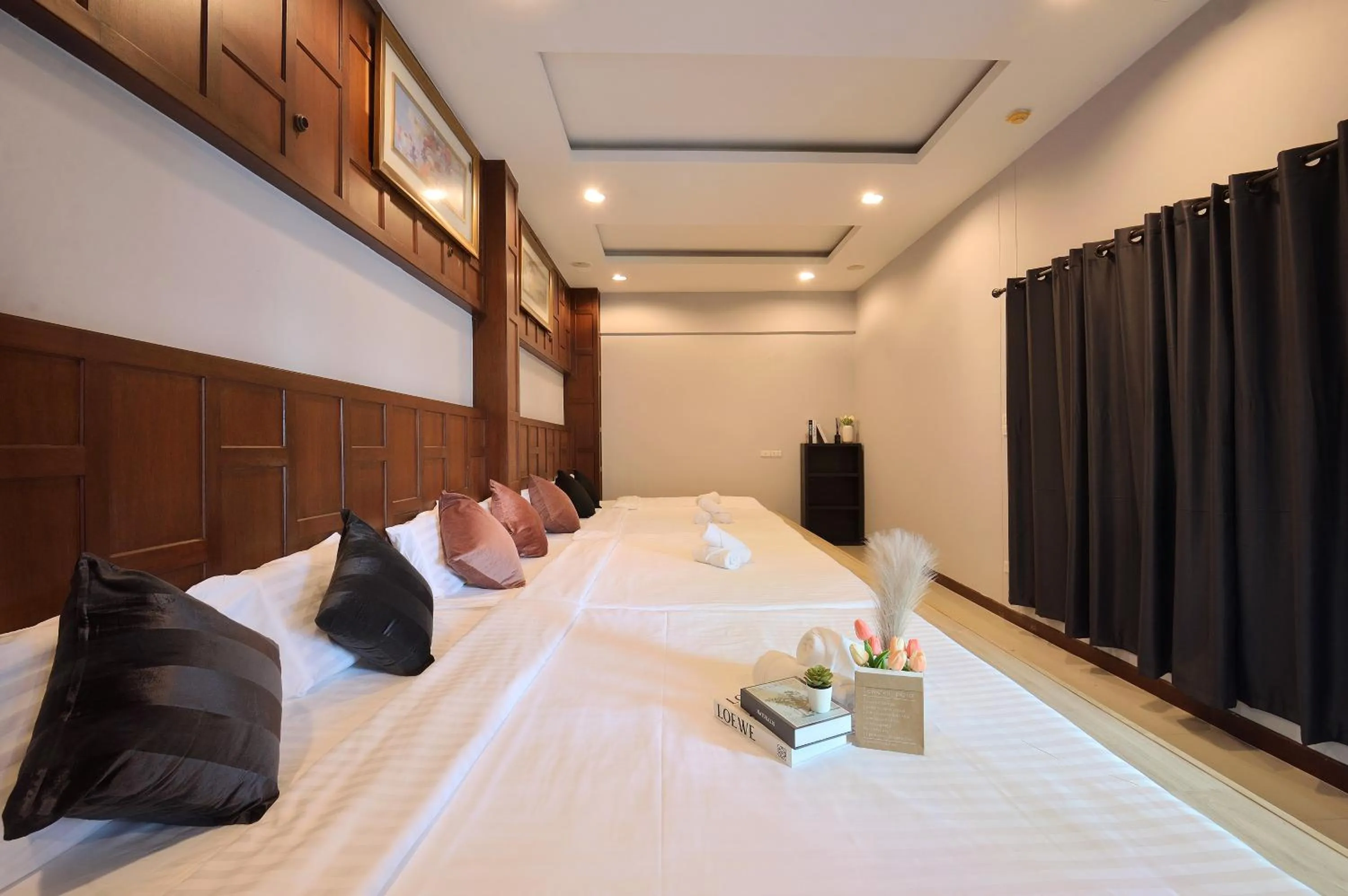 Bed in De Lux Bangkok Hotel