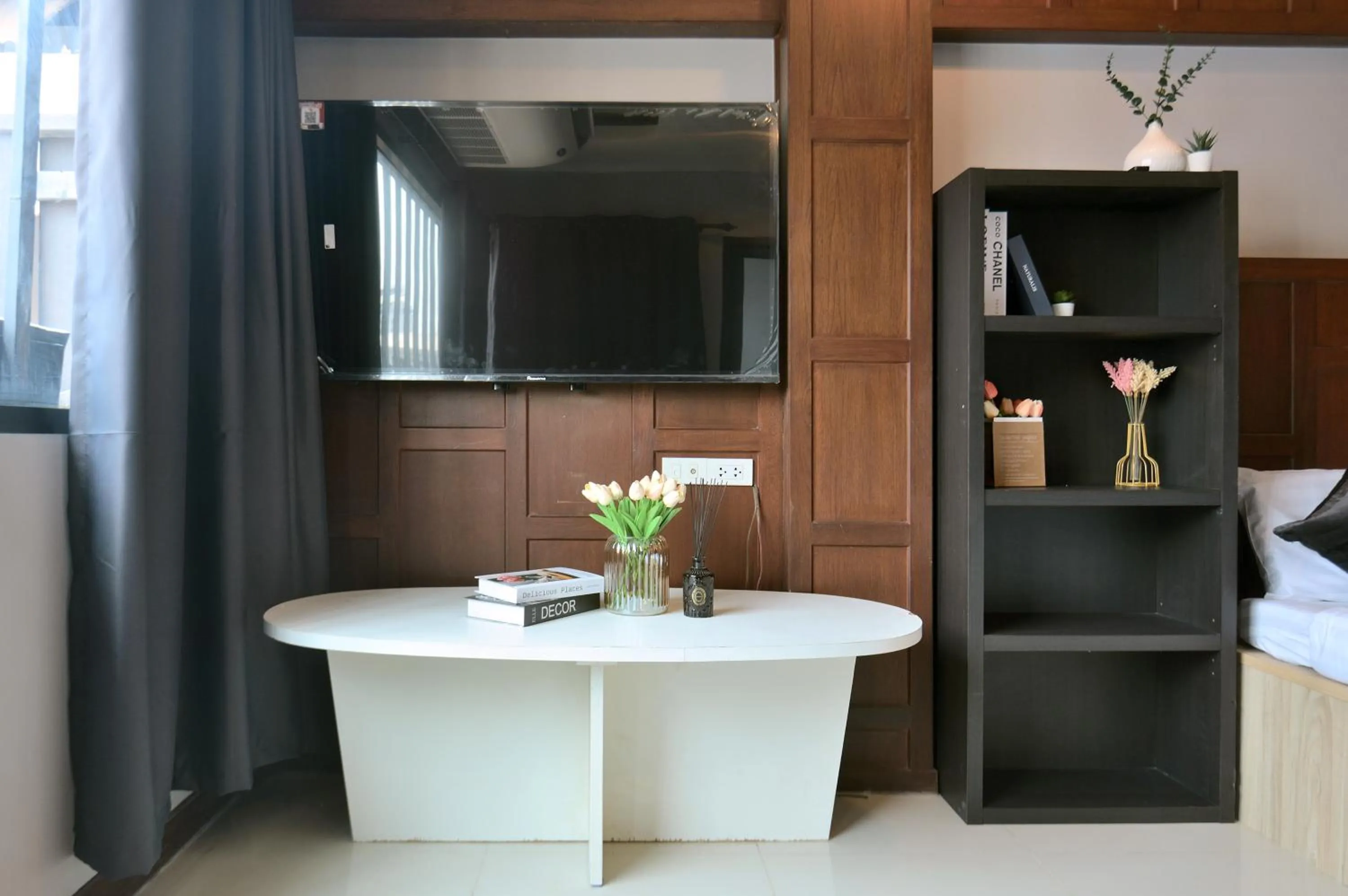 TV and multimedia in De Lux Bangkok Hotel