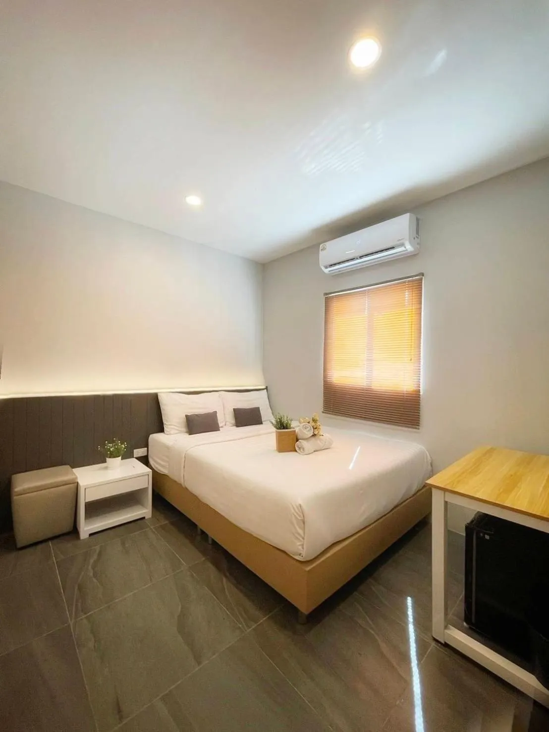 Bedroom, Bed in De Lux Bangkok Hotel