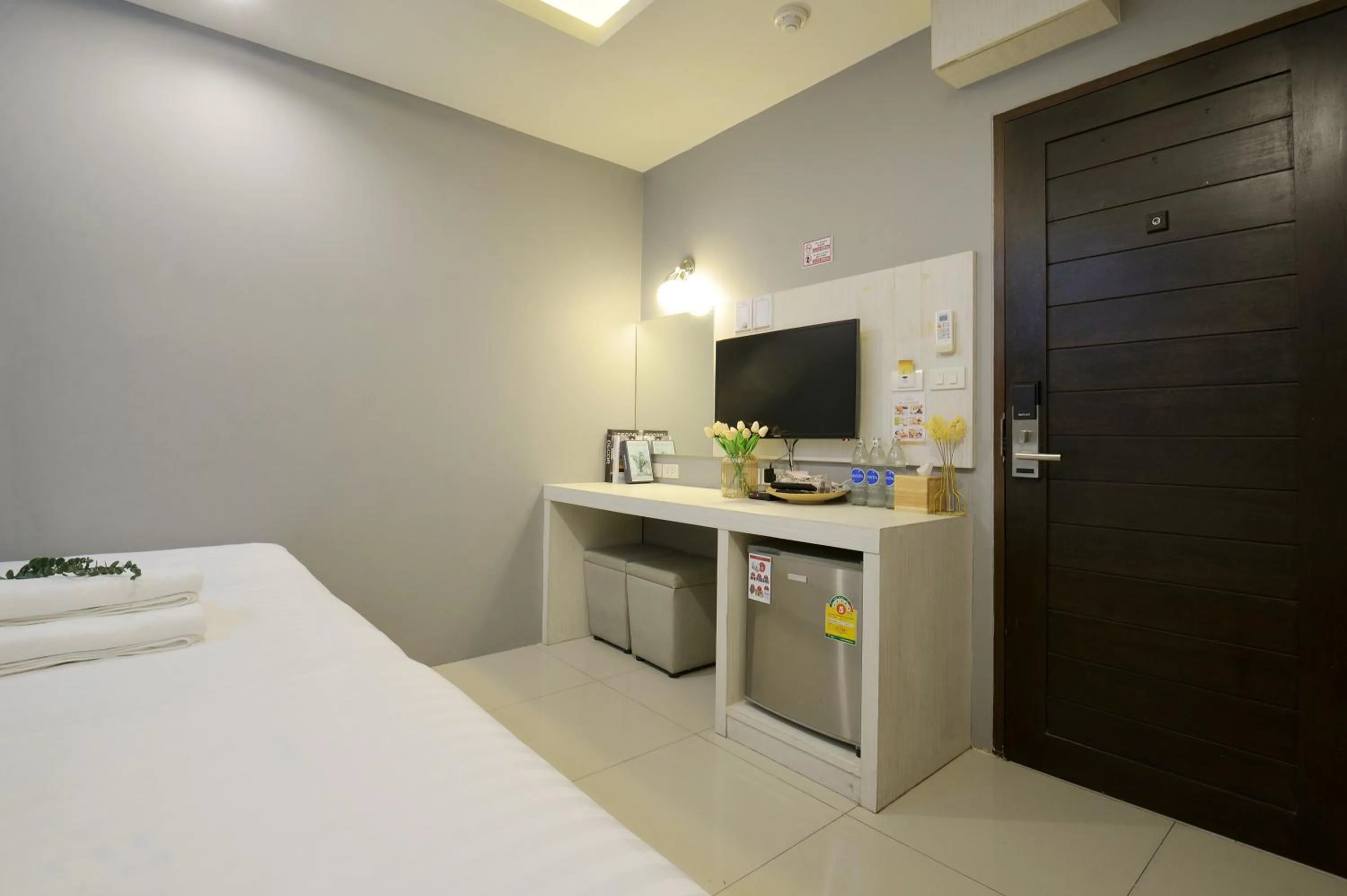 TV and multimedia, Bed in De Lux Bangkok Hotel