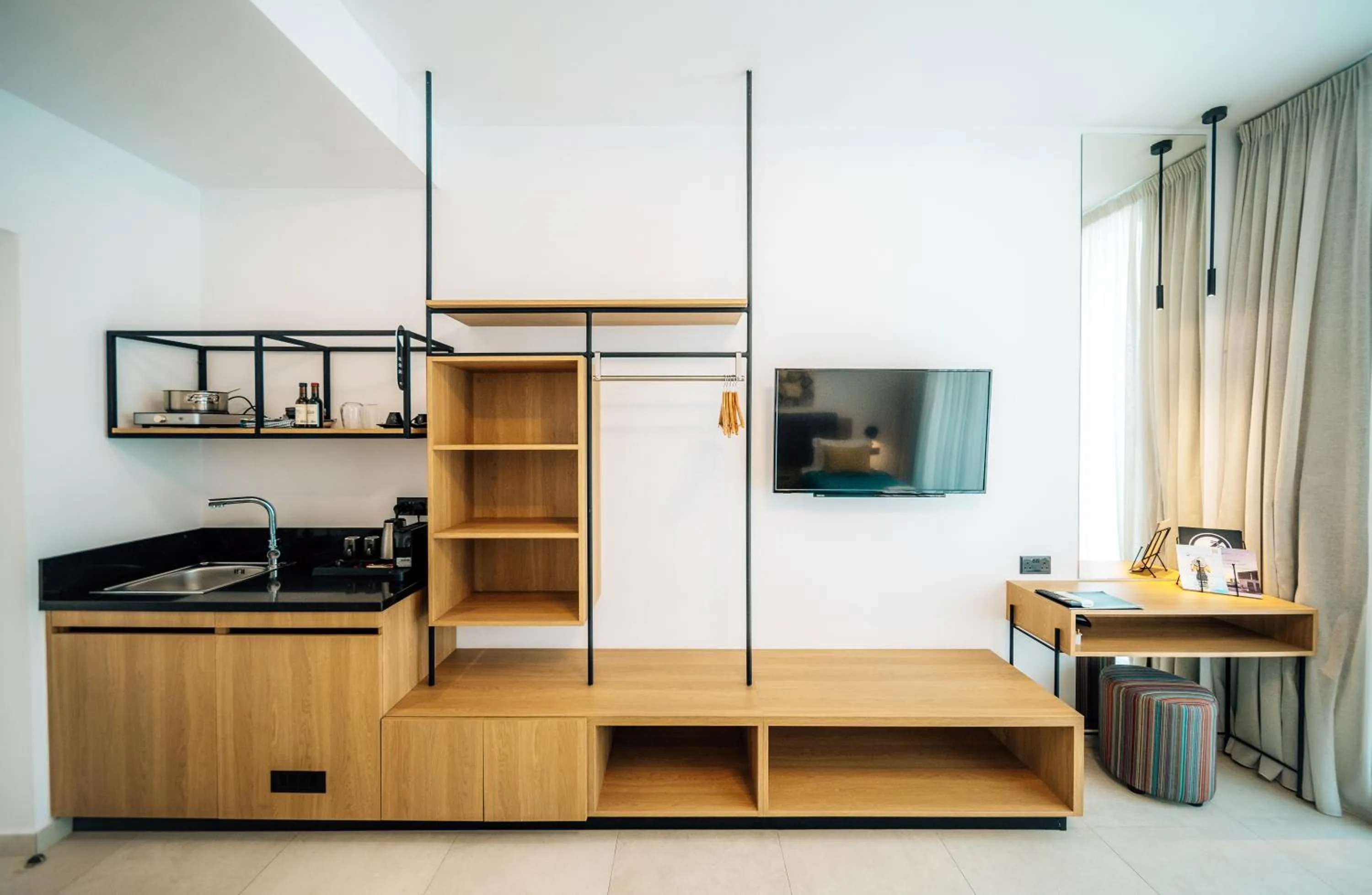 TV and multimedia in Regency Boutique Hotel Holiday Suites