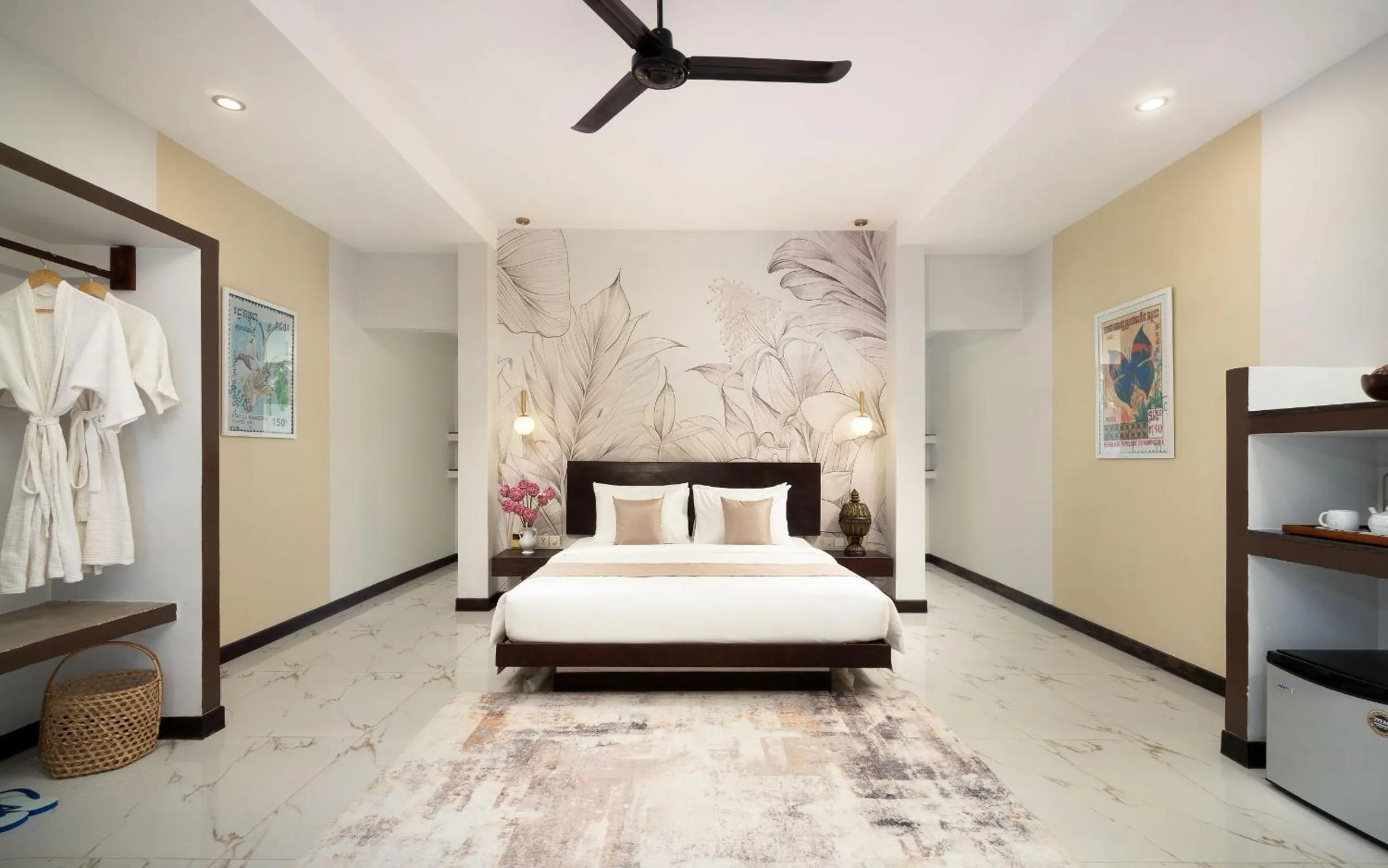 Photo of the whole room, Bed in The Elephant