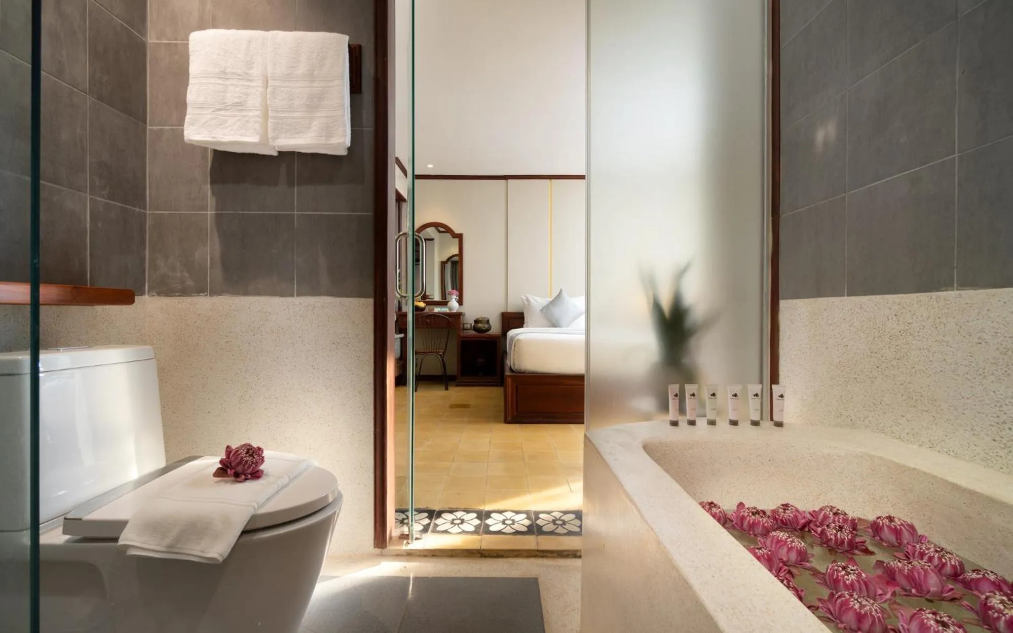 Bathroom, Bed in The Elephant