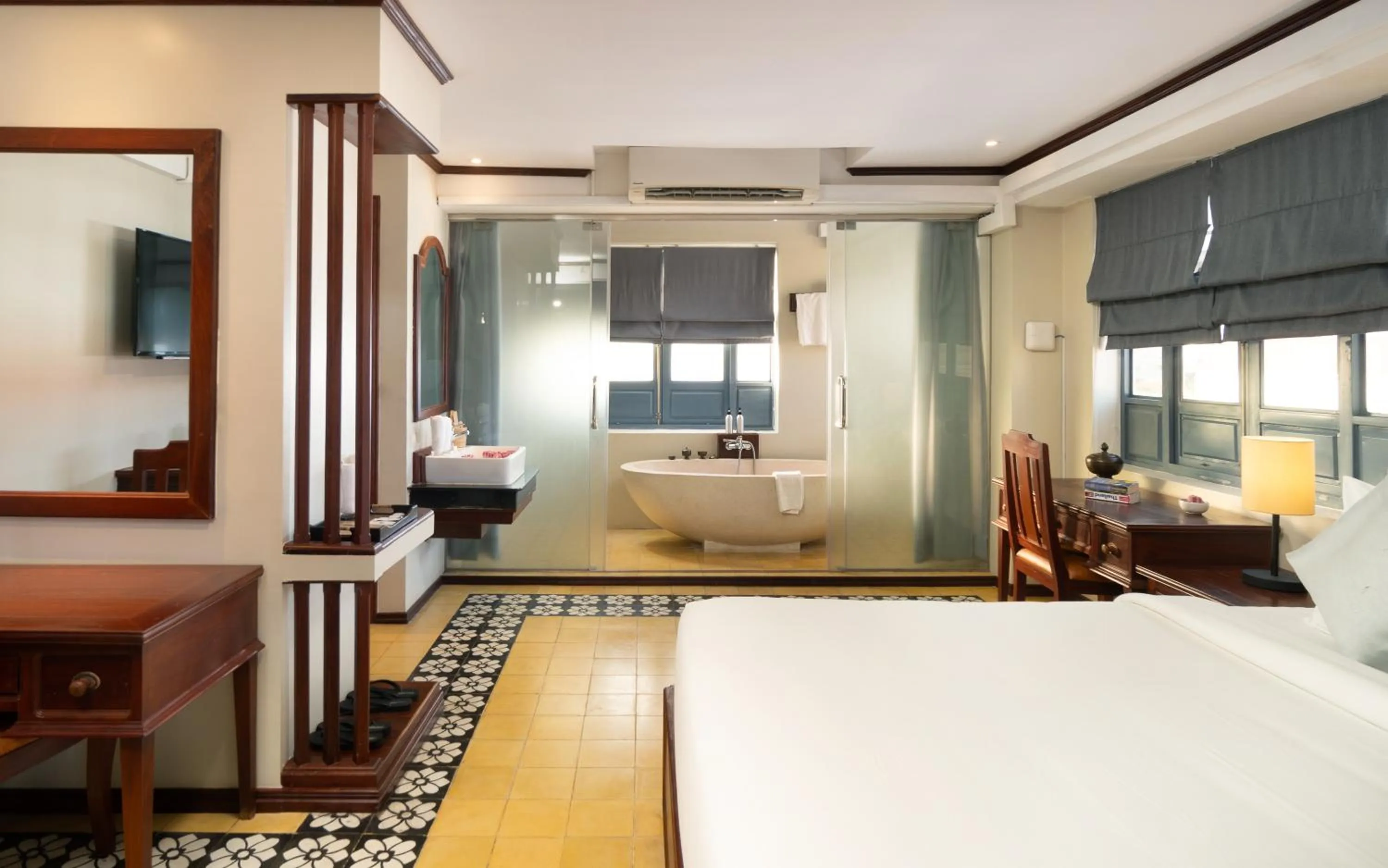 Bathroom, Bed in The Elephant