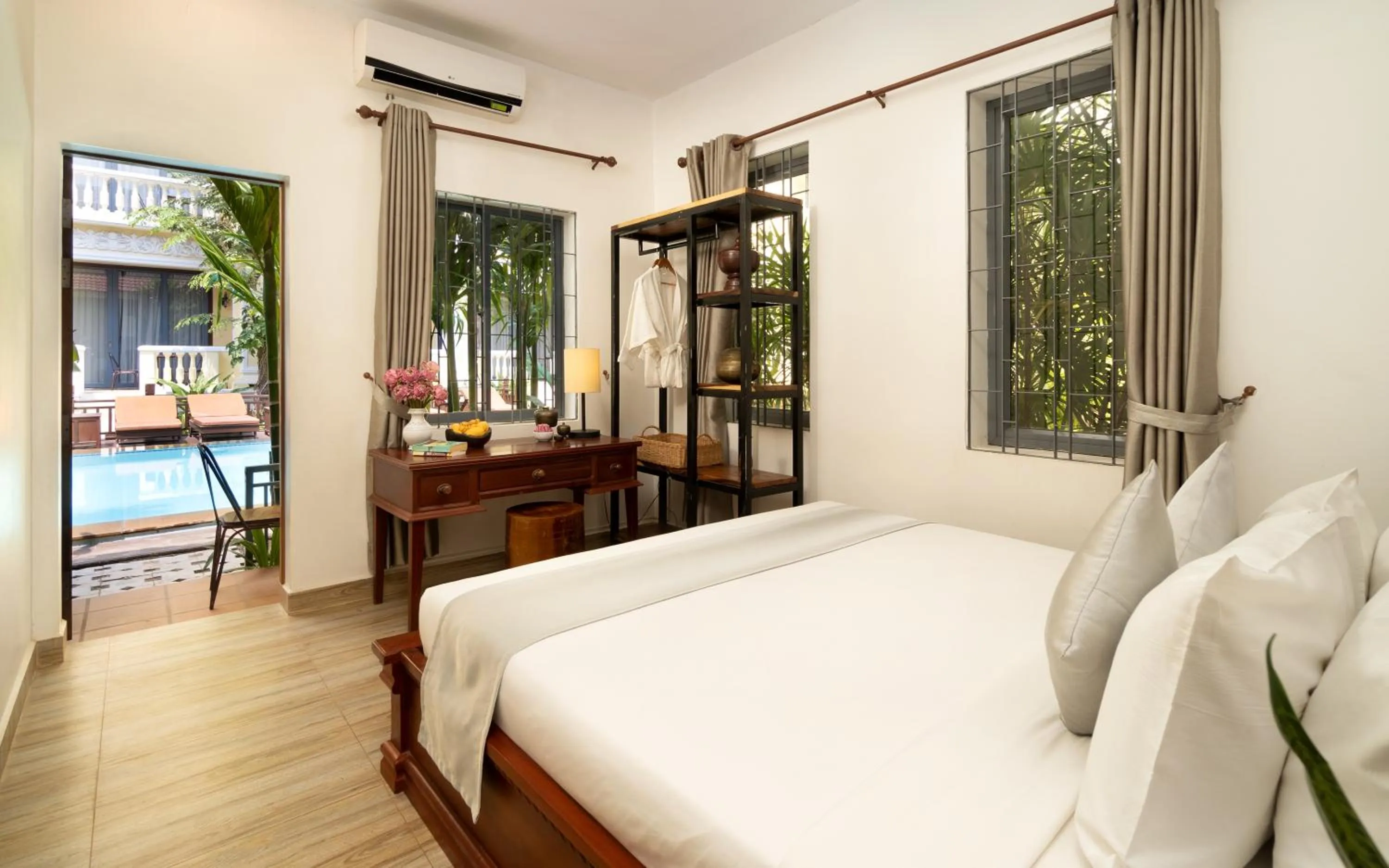 Photo of the whole room, Bed in The Elephant