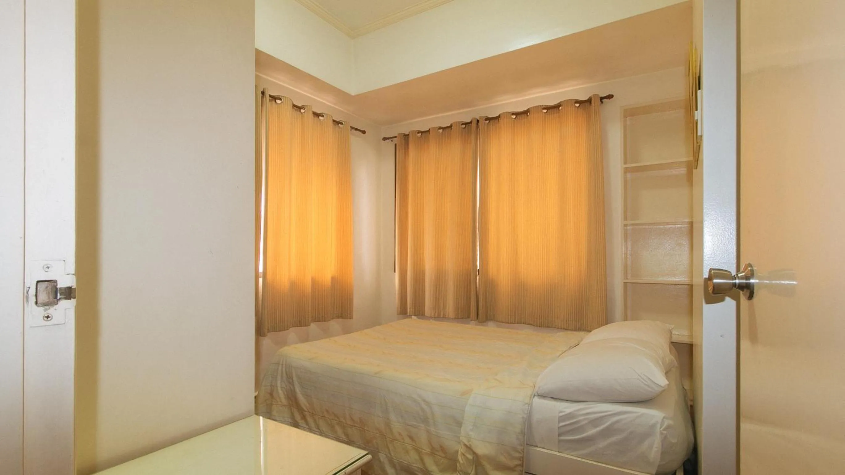 Photo of the whole room, Bed in Sunette Tower Makati