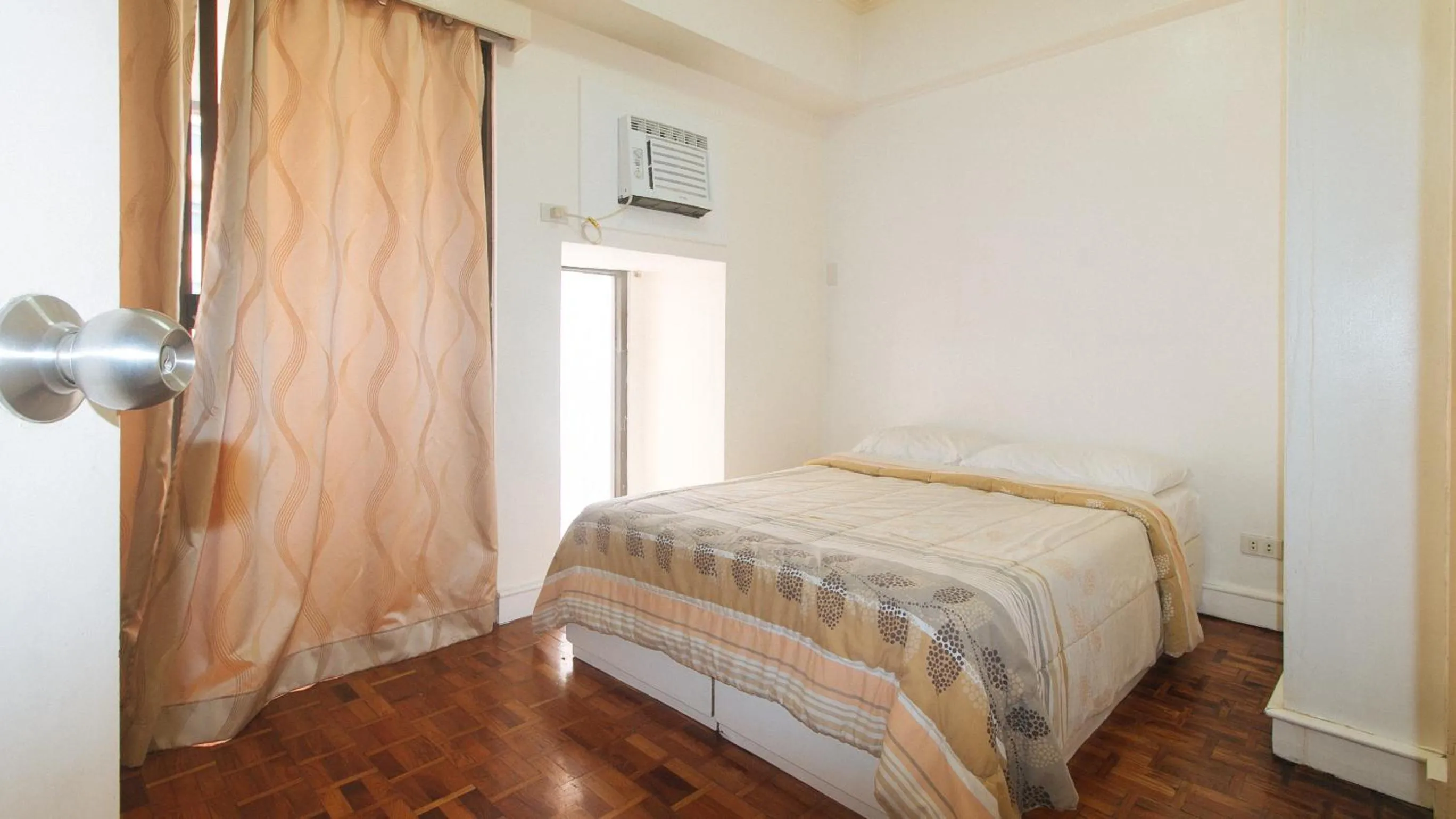air conditioner, Bed in Sunette Tower Makati
