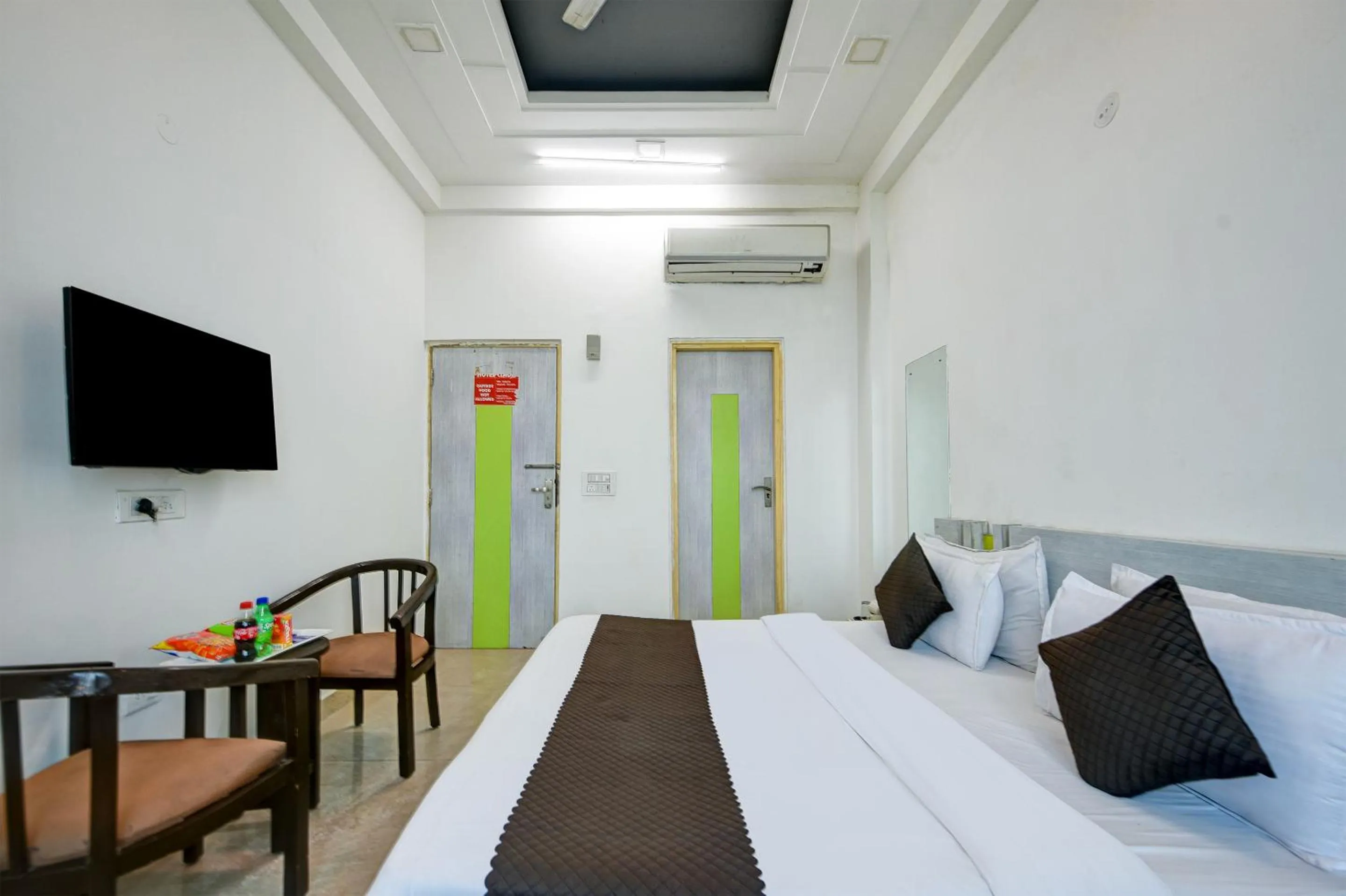 Communal lounge/ TV room, Bed in Hotel Cladis by Quadis - Sector 15 Noida