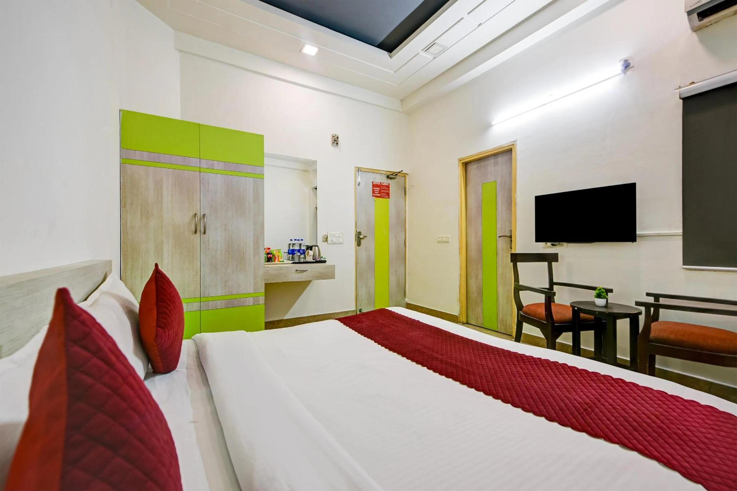 Communal lounge/ TV room, Bed in Hotel Cladis by Quadis - Sector 15 Noida