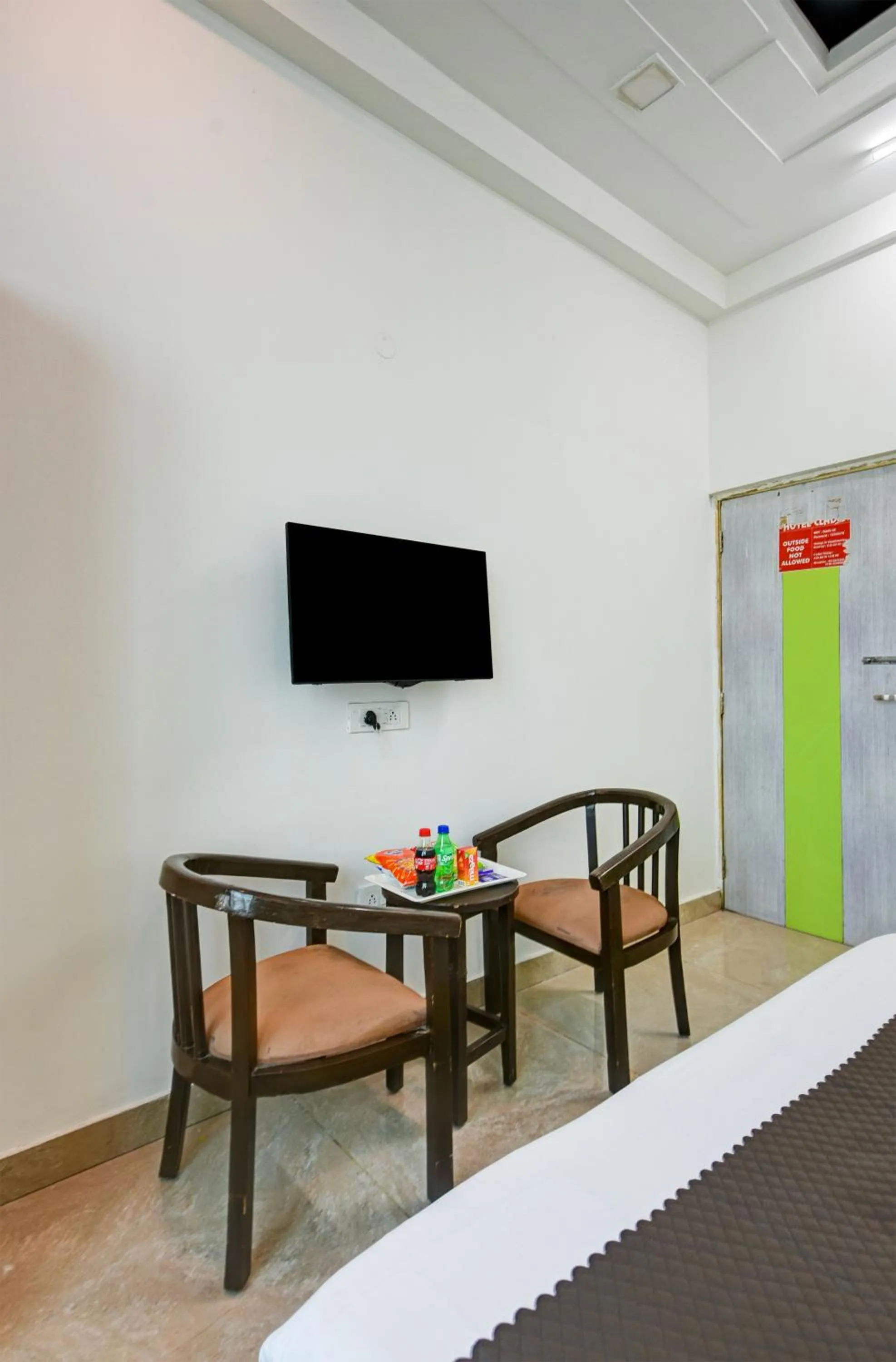 Communal lounge/ TV room in Hotel Cladis by Quadis - Sector 15 Noida